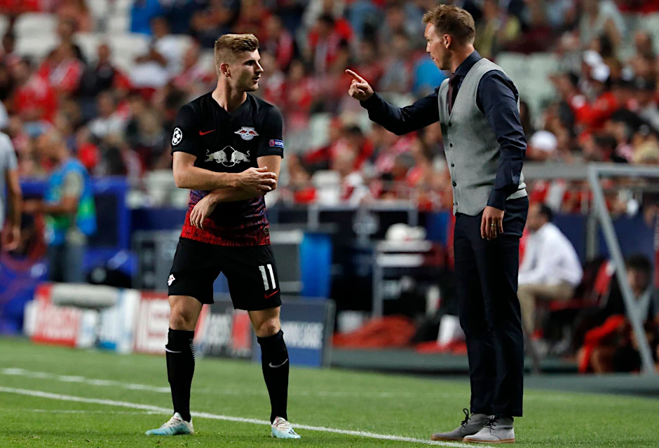 ARCHIV - Stürmer Timo Werner spricht an der Seitenlinie mit dem damaligen Leipziger Trainer Julian Nagelsmann.  