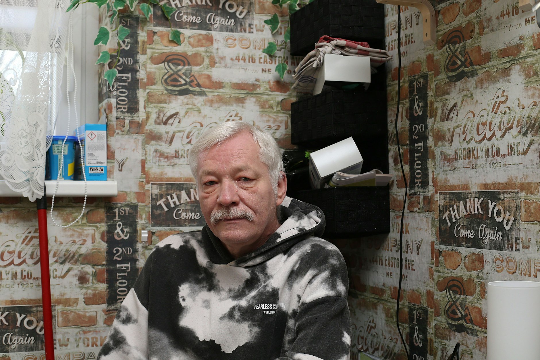 Mieter Thomas Poster hatte den Rattenkot in seinen Schränken und Schubladen.