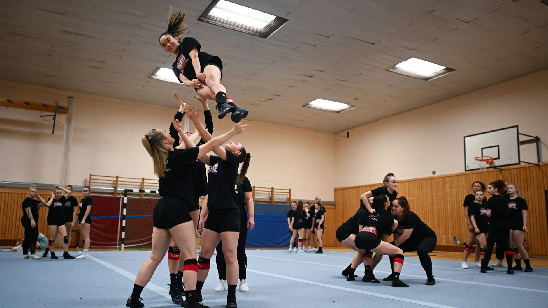 Die Jüngste fliegt am höchsten: My Anh Nguyen wird während eines Trainings von anderen Cheerleaderinnen aufgefangen.