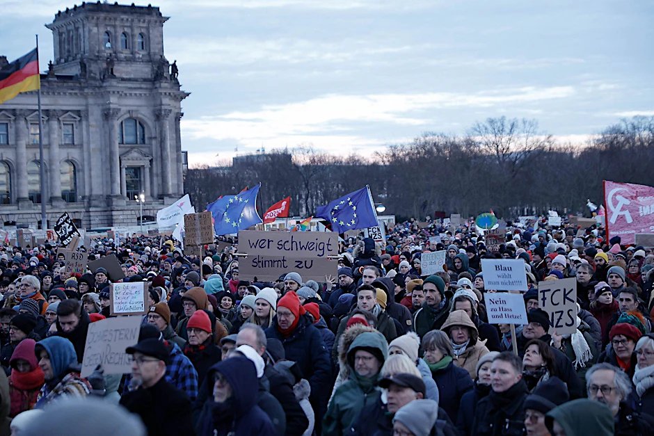 Tausende Menschen demonstrieren gegen Rechtsextremismus auf dem Platz vor dem Reichstagsgebäude.  