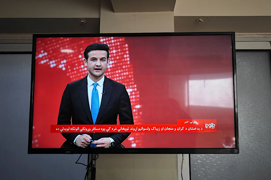 Ein afghanischer Fernsehsender berichtet über den Absturz des Passagierflugzeugs in der Provinz Badachschan.  