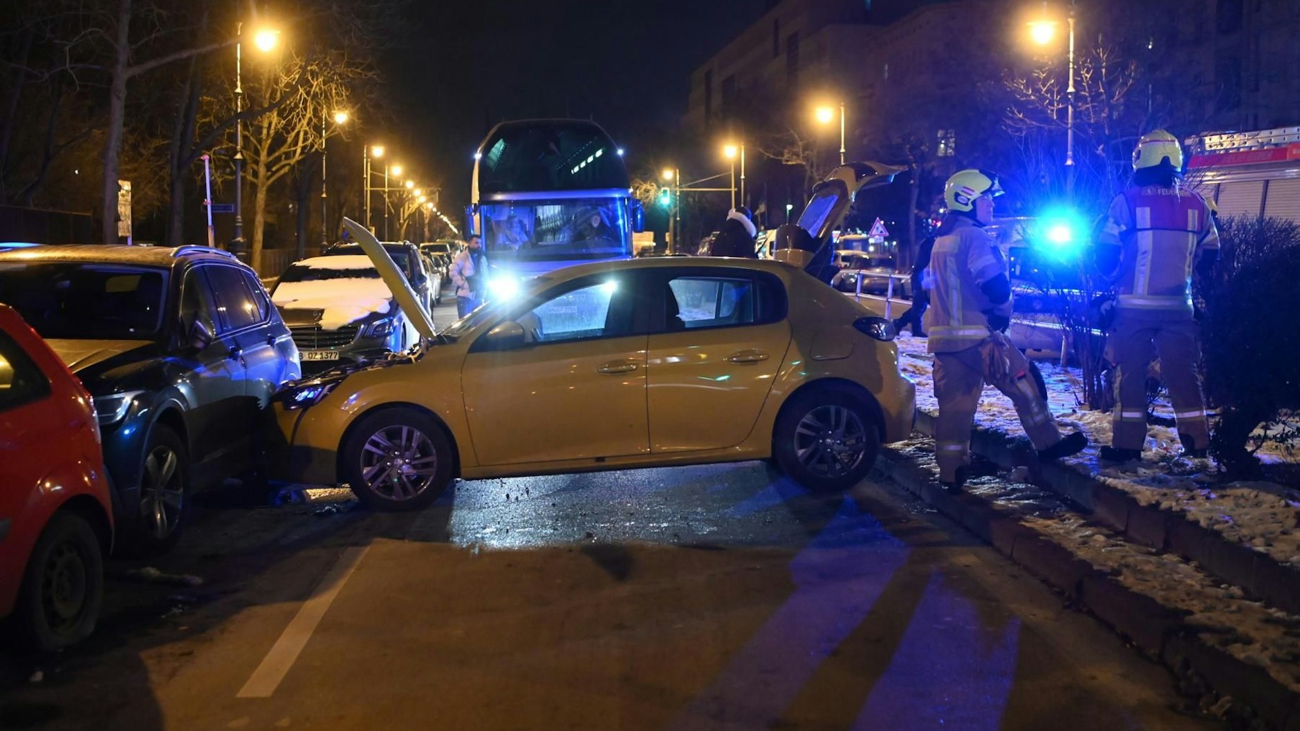 Zu einem Unfall mit einem Kleinwagen kam es in Kreuzberg an der Hasenheide.