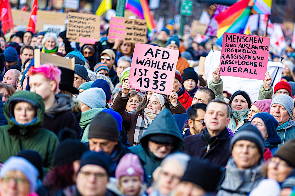 Hunderttausende Menschen sind am Wochenende in zahlreichen deutschen Städten auf die Straßen gegangen, um gegen Rechtsextremismus zu demonstrieren, so wie hier in Hannover.  