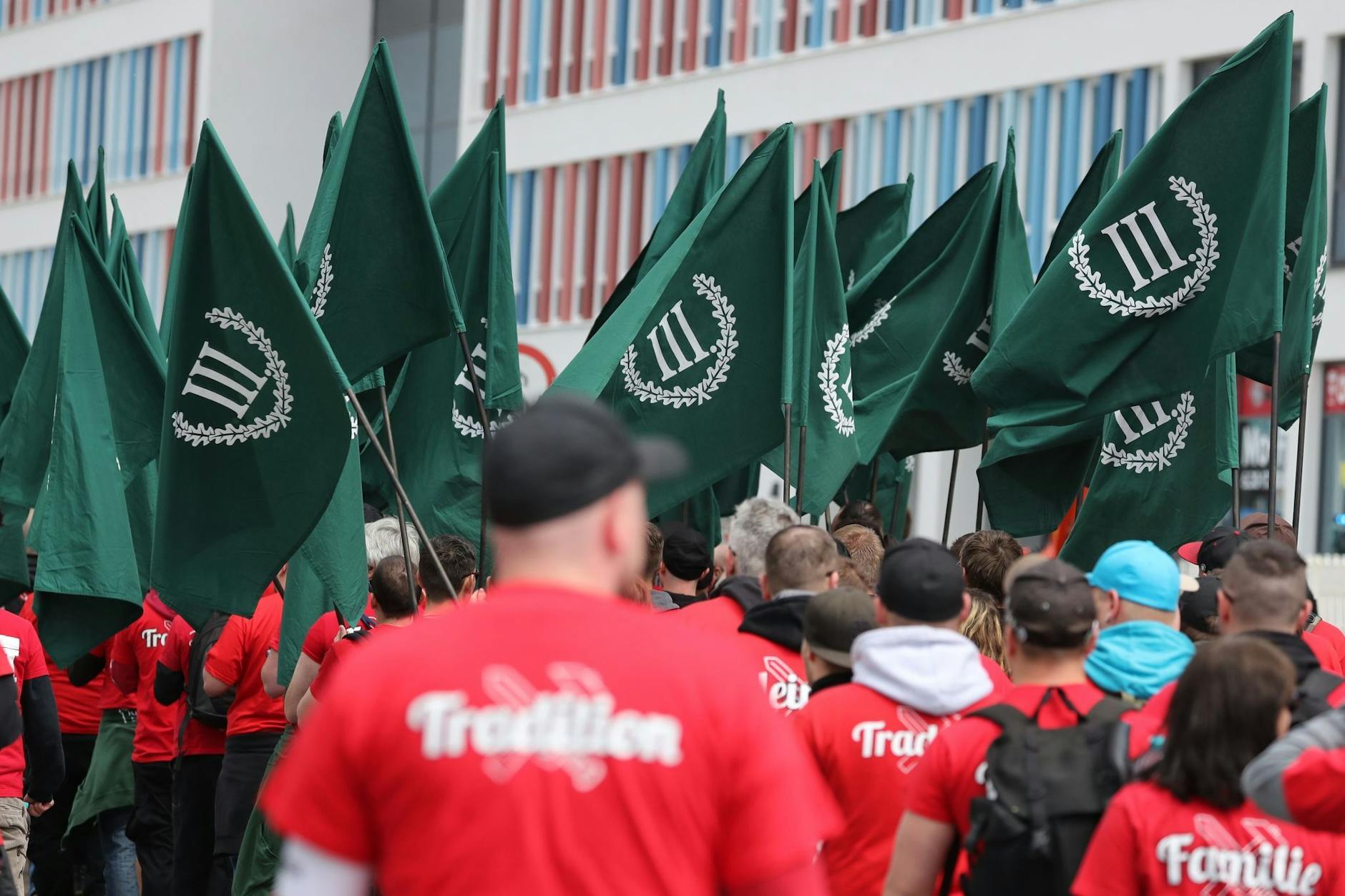 Teilnehmer einer von der Neonazi-Partei Der III. Weg angemeldeten Demonstration von Rechtsextremisten in Chemnitz