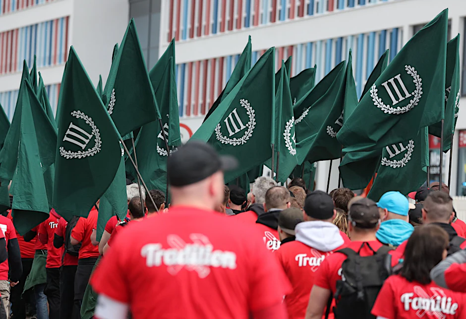 Mitglieder der Neonazi-Partei „Der III. Weg“ trainieren in Berlin Kampfsport.