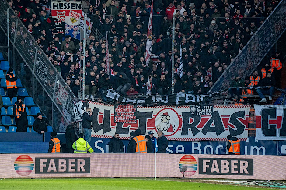 Stuttgarts Fans weigerten sich, die Zaunfahne abzunehmen.  