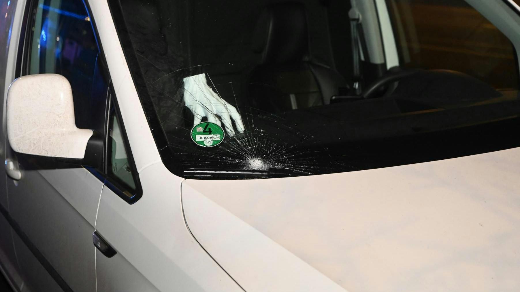 In Mitte wurde ein Fußgänger von einem betrunkenen Autofahrer erfasst.