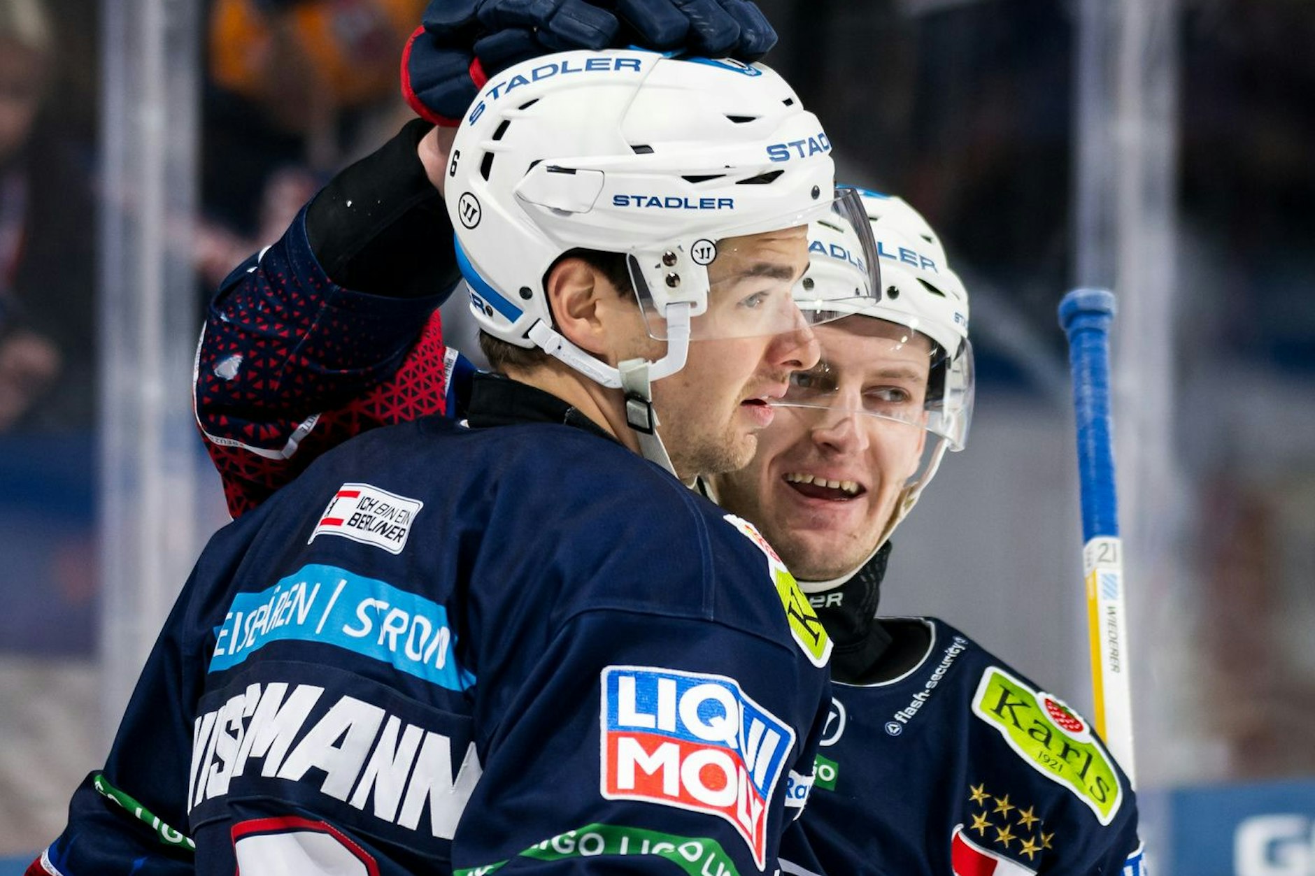 Kapitän Kai Wissmann (l.) und Manuel Wiederer bejubeln das Tor zum 4:2, das letztlich Sieg und Tabellenspitze bedeutet.