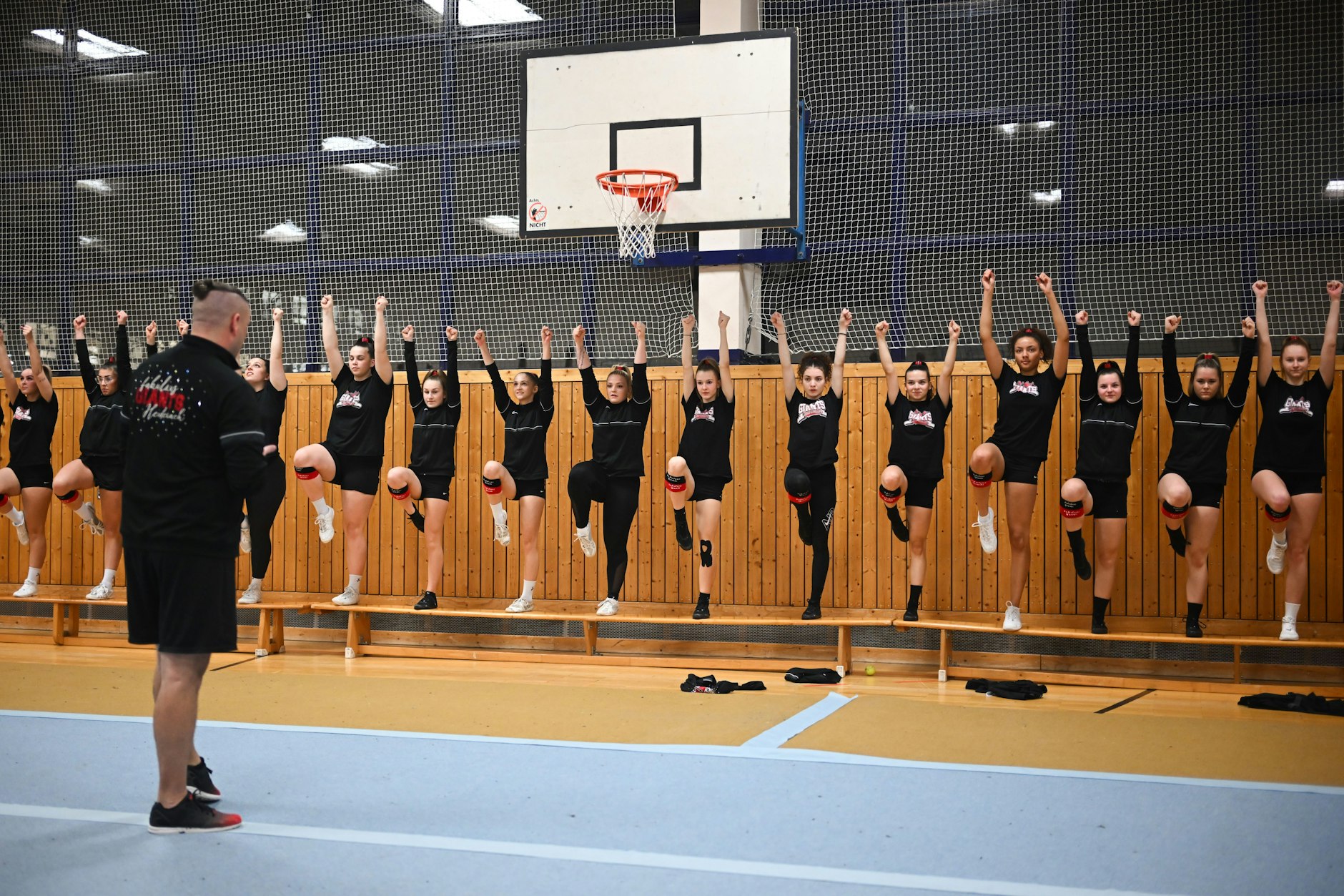 Cheerleaderinnen trainieren während eines Trainings der Fabulous Giants mit Trainer Stefan Knop. Das Team hat sich für die Teamweltmeisterschaft im Cheerleading in Florida (USA) qualifiziert.
