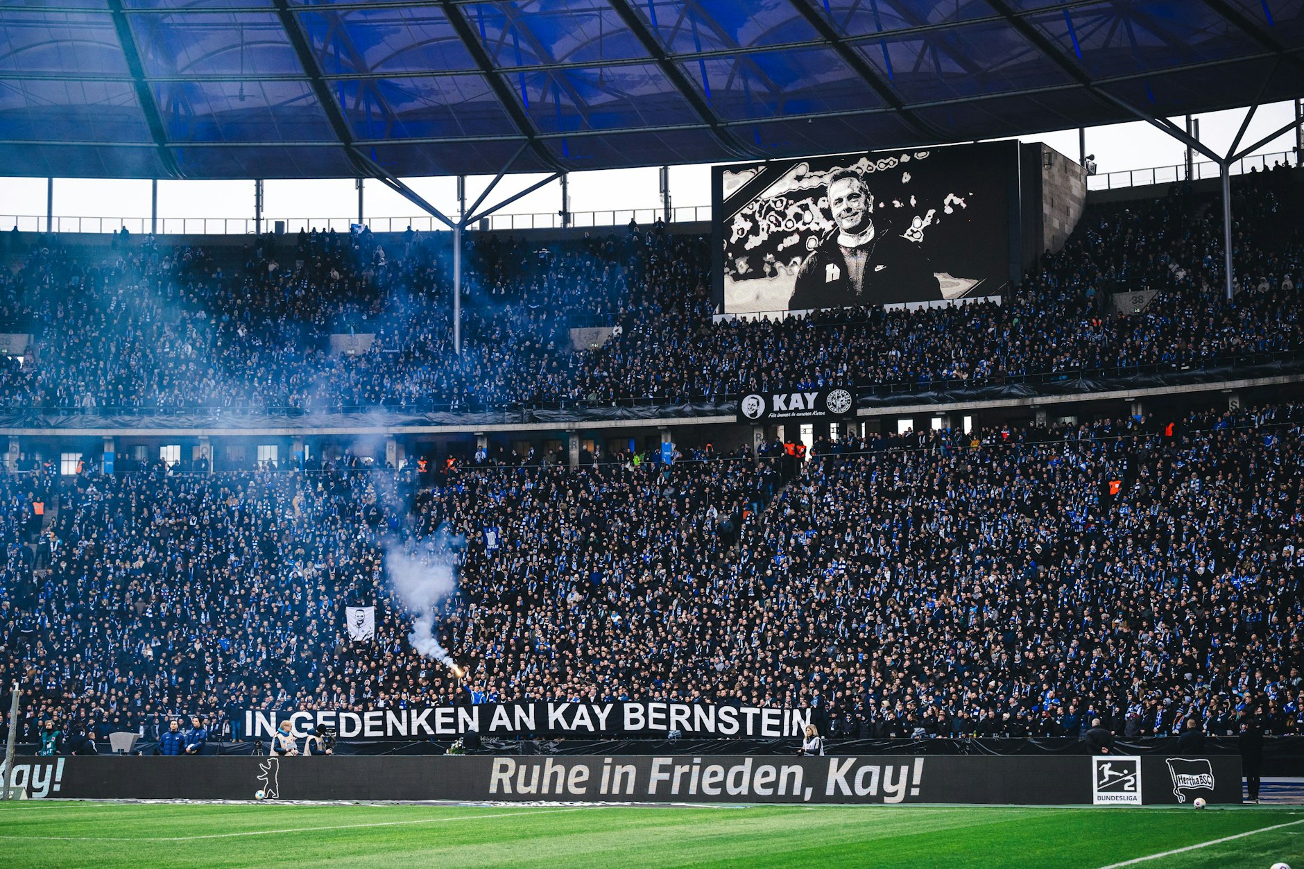 Die Fans in der Ostkurve blieben wegen der Trauer weitgehend still. Es war nicht nur ihr gutes Recht. Viele konnten auch einfach nicht, wegen des Schmerzes.