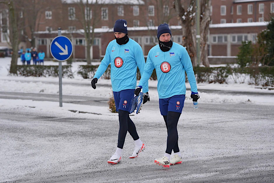 ARCHIV - Fußball: Hertha BSC, Training, Herthas Haris Tabakovic (l) und Toni Leistner kommen zum Training.  