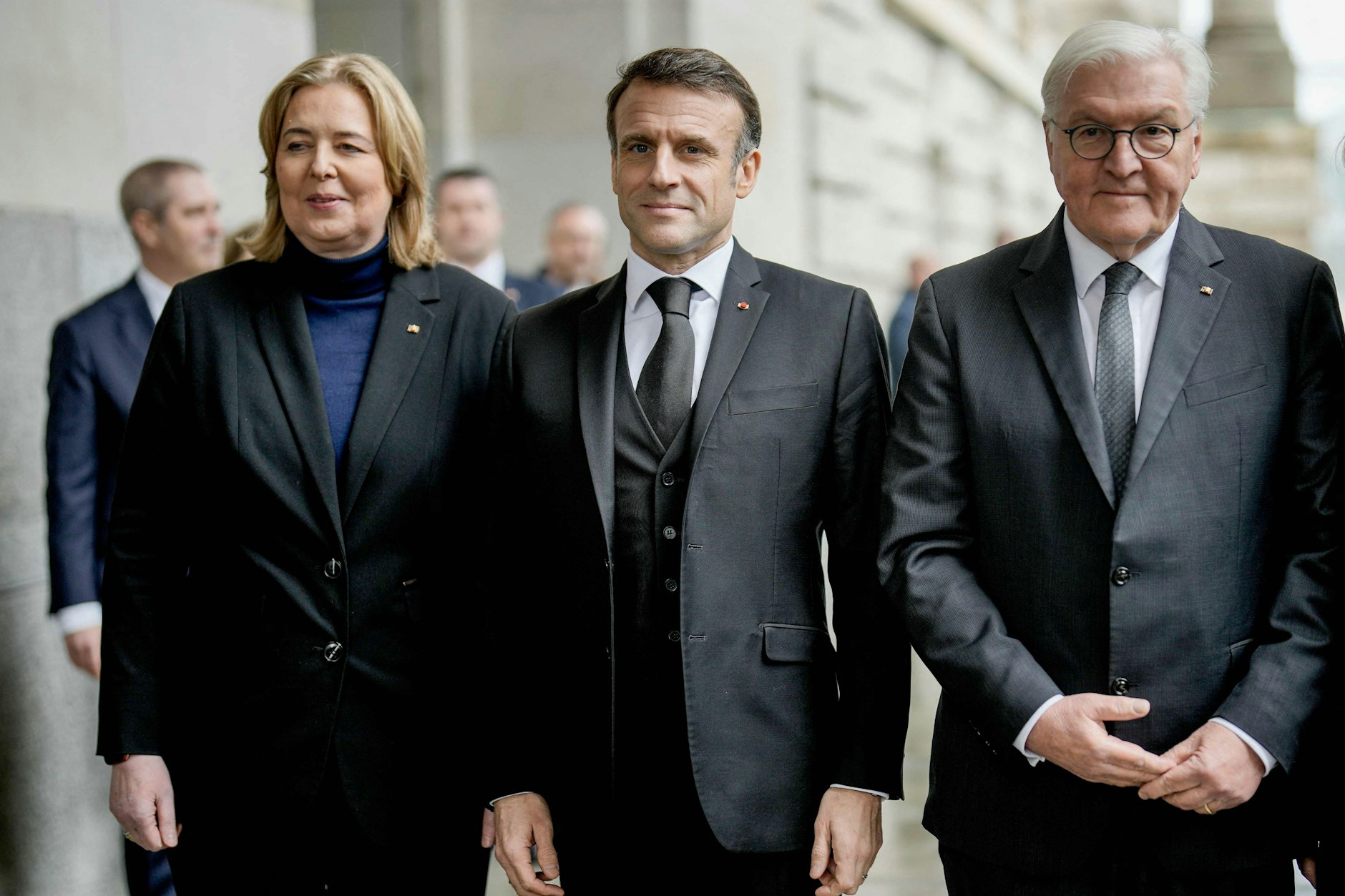 Der französische Präsident Emmanuel Macron (M.), der deutsche Bundespräsident Frank-Walter Steinmeier (r.) und die Präsidentin des Deutschen Bundestages Bärbel Bas kurz vor Beginn der Gedenkveranstaltung zu Ehren des verstorbenen Politikers Wolfgang Schäuble im Bundestag.