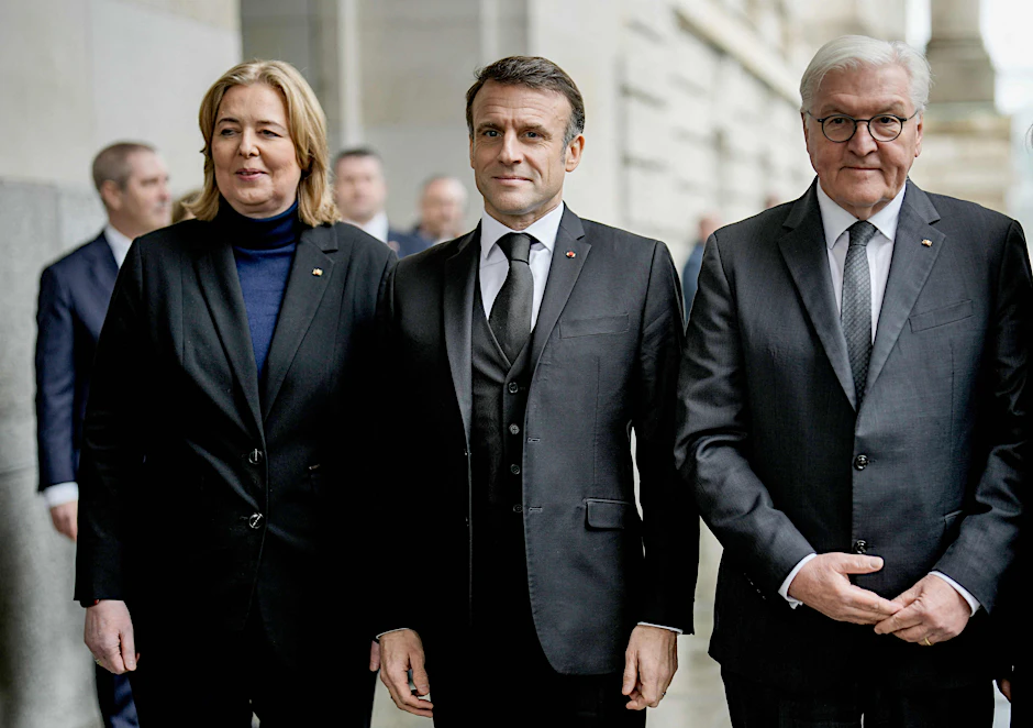 Der französische Präsident Emmanuel Macron (M.), der deutsche Bundespräsident Frank-Walter Steinmeier (r.) und die Präsidentin des Deutschen Bundestages Bärbel Bas kurz vor Beginn der Gedenkveranstaltung zu Ehren des verstorbenen Politikers Wolfgang Schäuble im Bundestag.