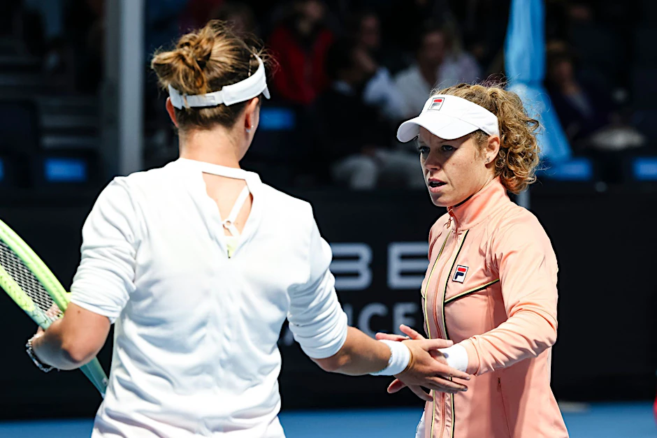 Laura Siegemund (r) und Barbora Krejcikova haben bei den Australian Open das Achtelfinale erreicht.  