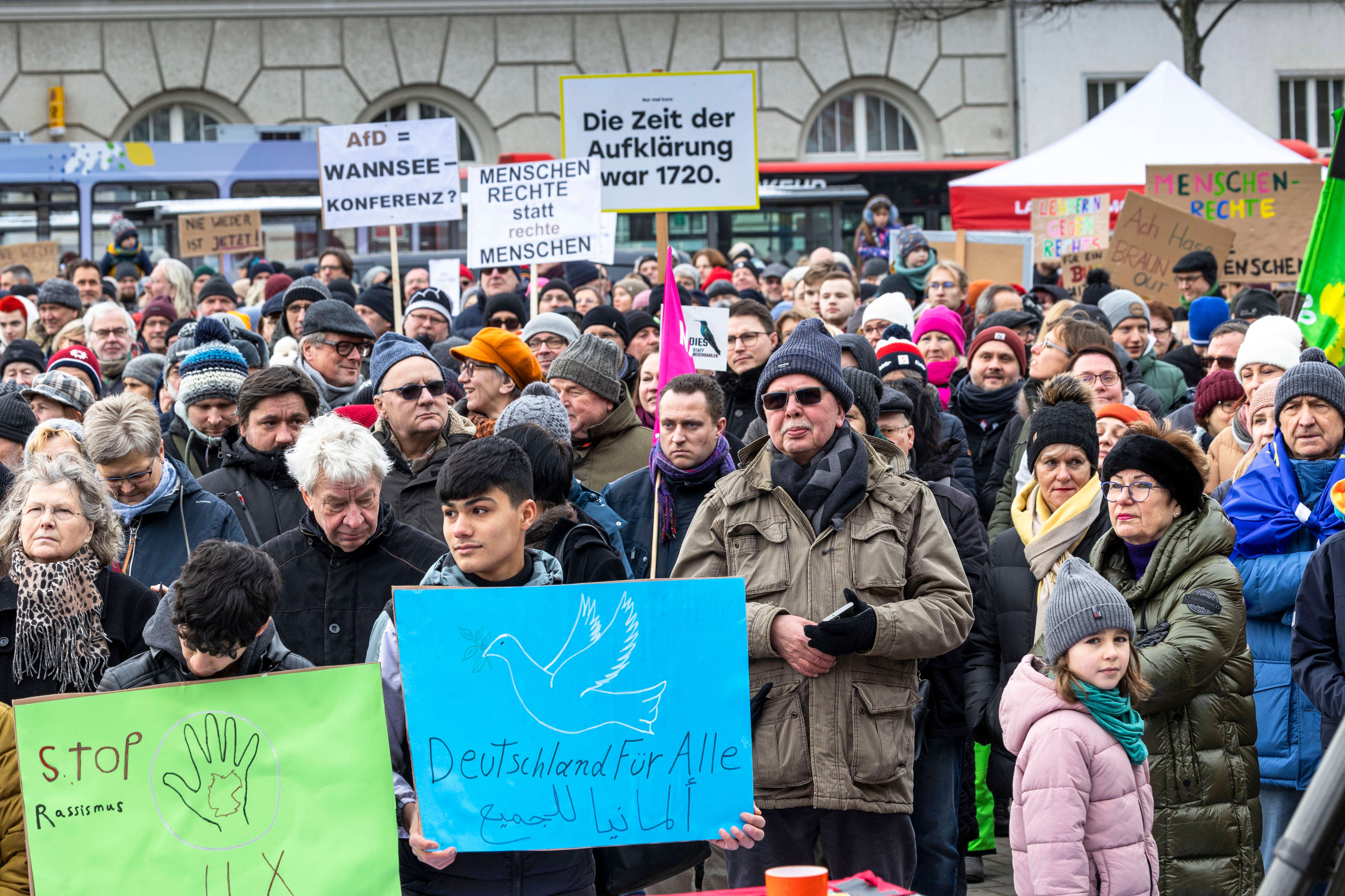 Rechtes „Geheimtreffen“ Im Potsdamer Landhaus Adlon: Ein Hotel Im ...