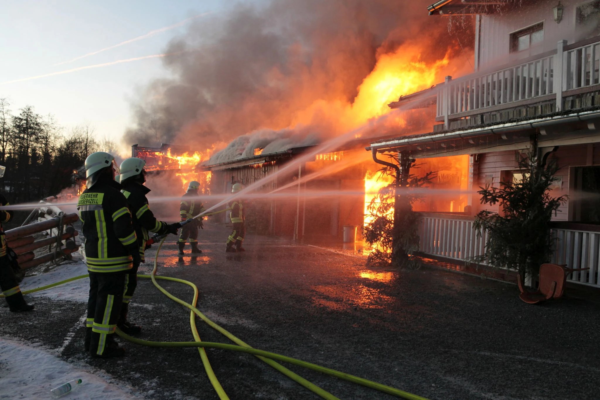 Mehrere Gebäude im Freizeitpark Westernstadt Pullman City in Eging am See in Bayern stehen am Morgen in Flammen.  