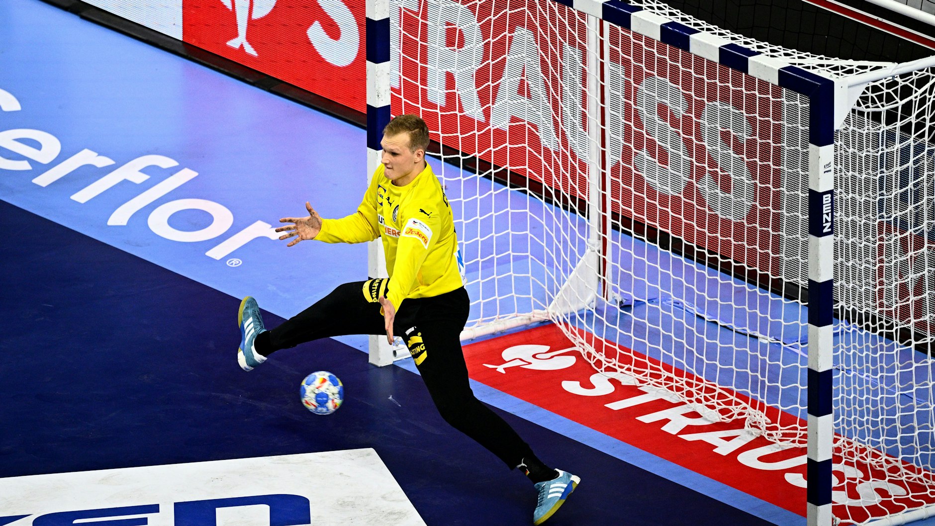 Deutschlands Torwart David Späth pariert einen Wurf der Ungarn. Er wechselte sich mit Andreas Wolff im Tor ab, der sehr schwach startete.