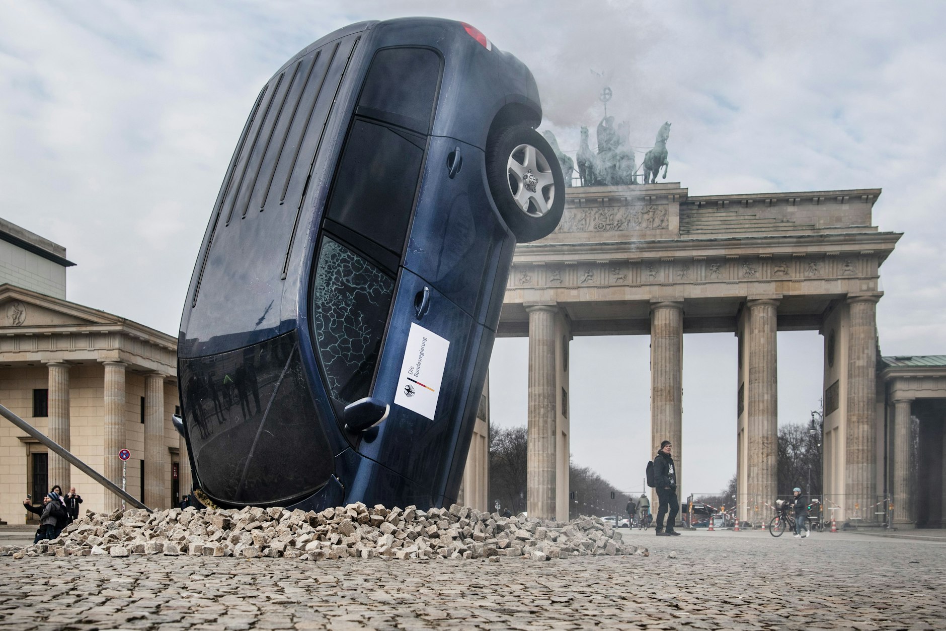 Großes Problem: Ein SUV steckt im Boden vor dem Brandenburger Tor. Mit dieser Aktion protestieren Umweltschutzaktivisten 2023 gegen die Verkehrspolitik der Bundesregierung.
