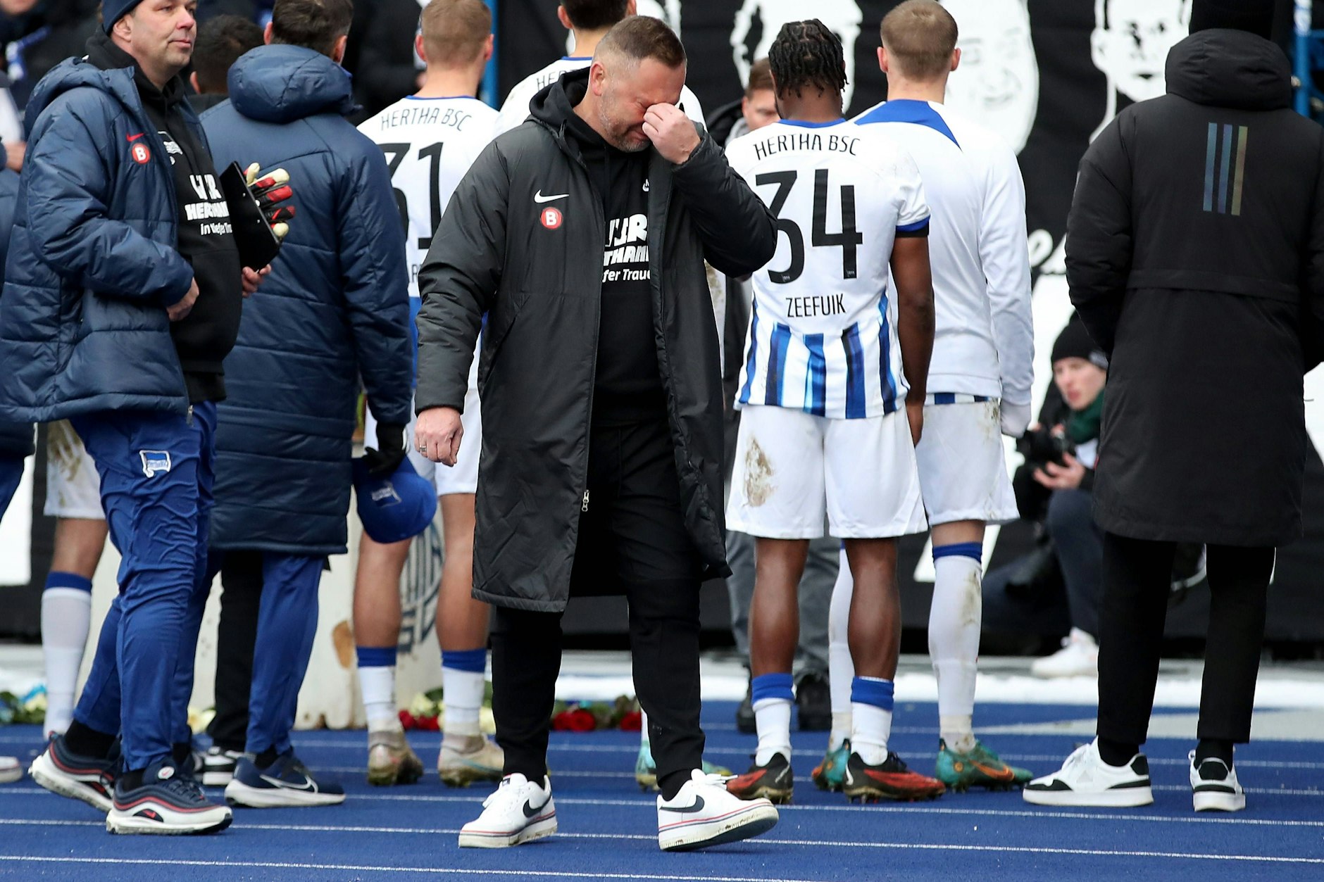 Bei Herthas Trainer Pal Dardai flossen nach dem 2:2 gegen Düsseldorf die Tränen, als er mit seinen Spielern zu den Fans in die Ostkurve ging. Die Trauer sitzt tief.
