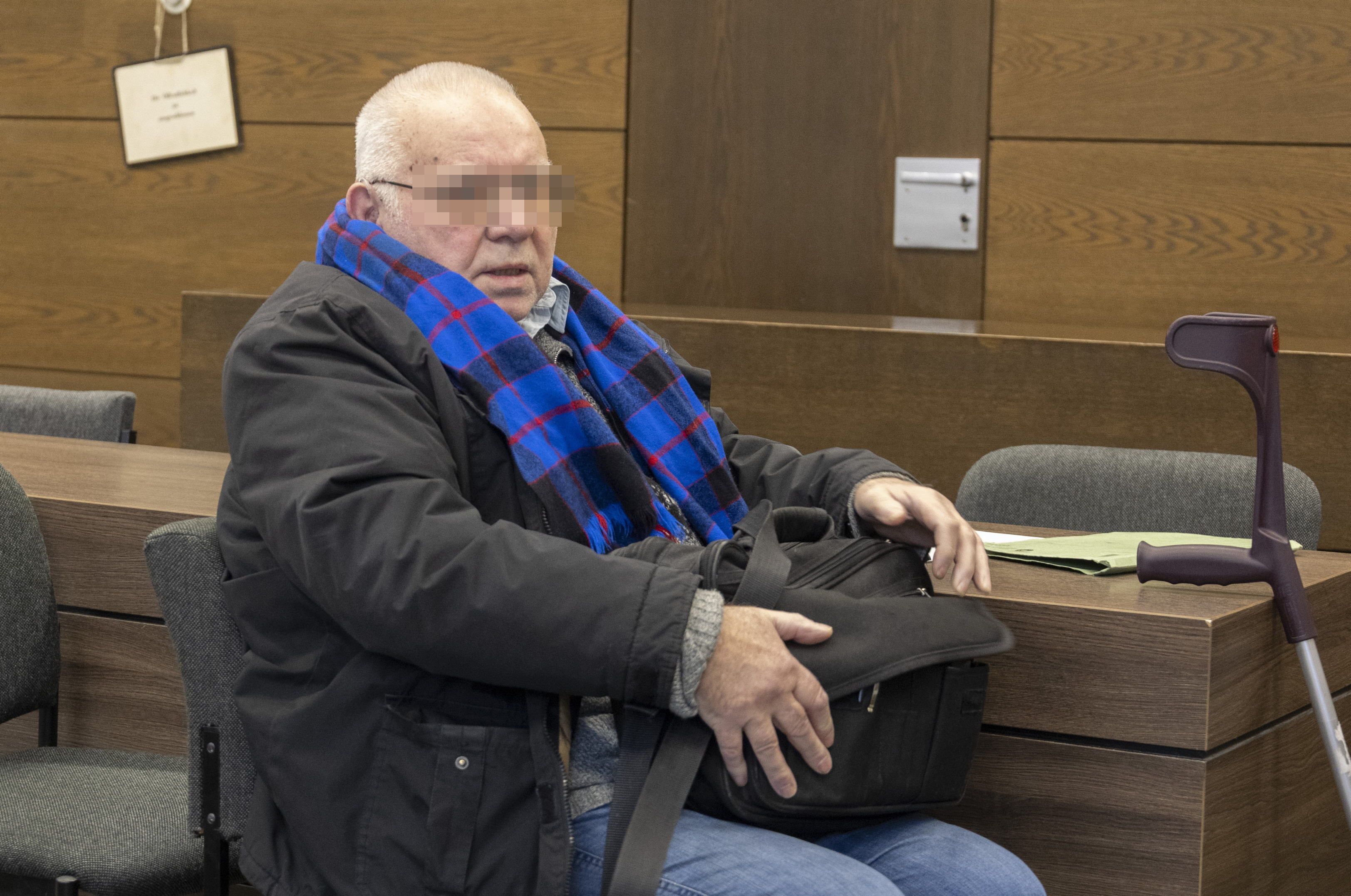 Frauen attackiert: Krücken-Pöbler (81) bettelt vor Gericht um Gnade