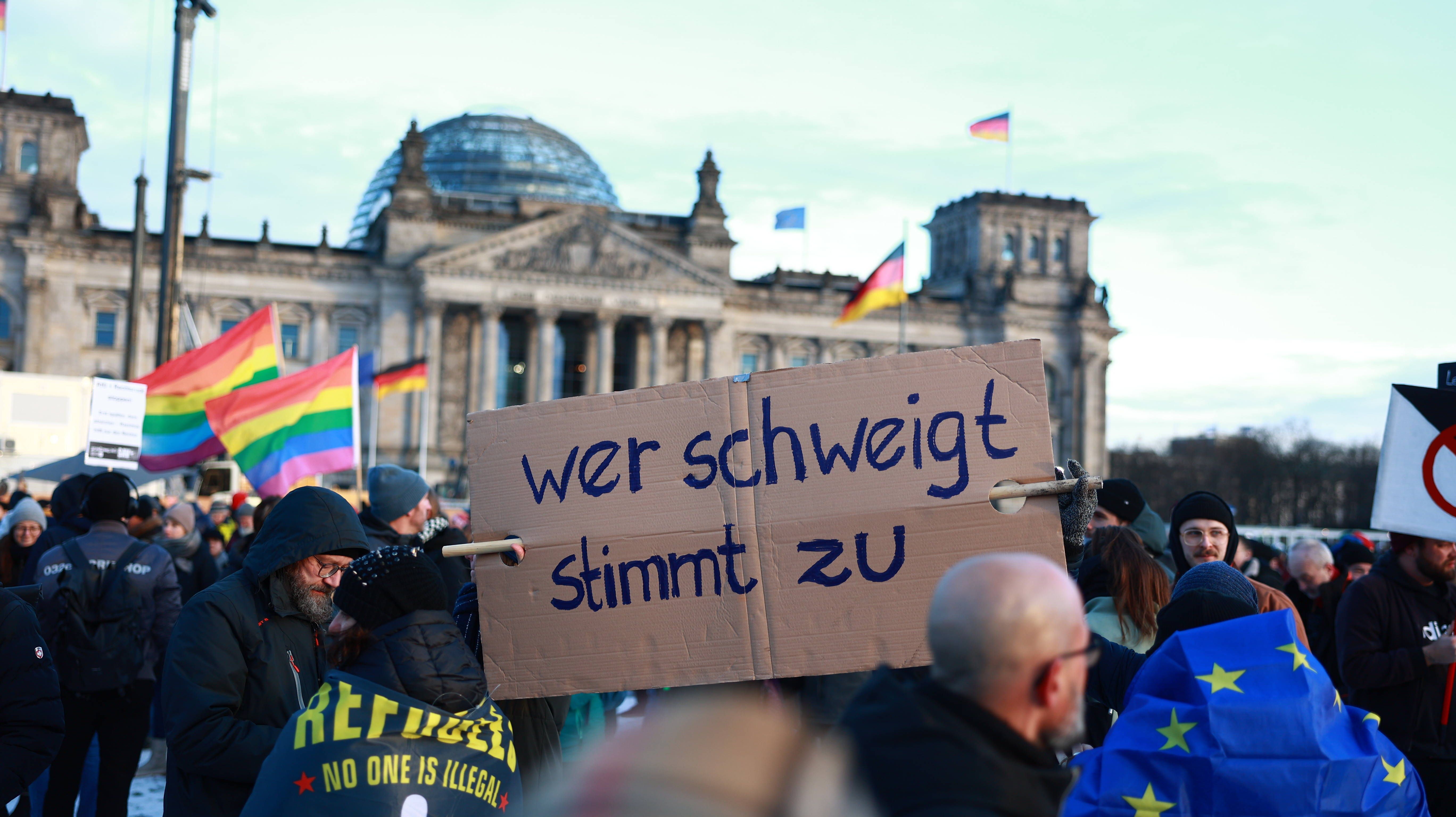 Nächste Aktion gegen Nazis: Berliner bilden Menschenkette um den Reichstag
