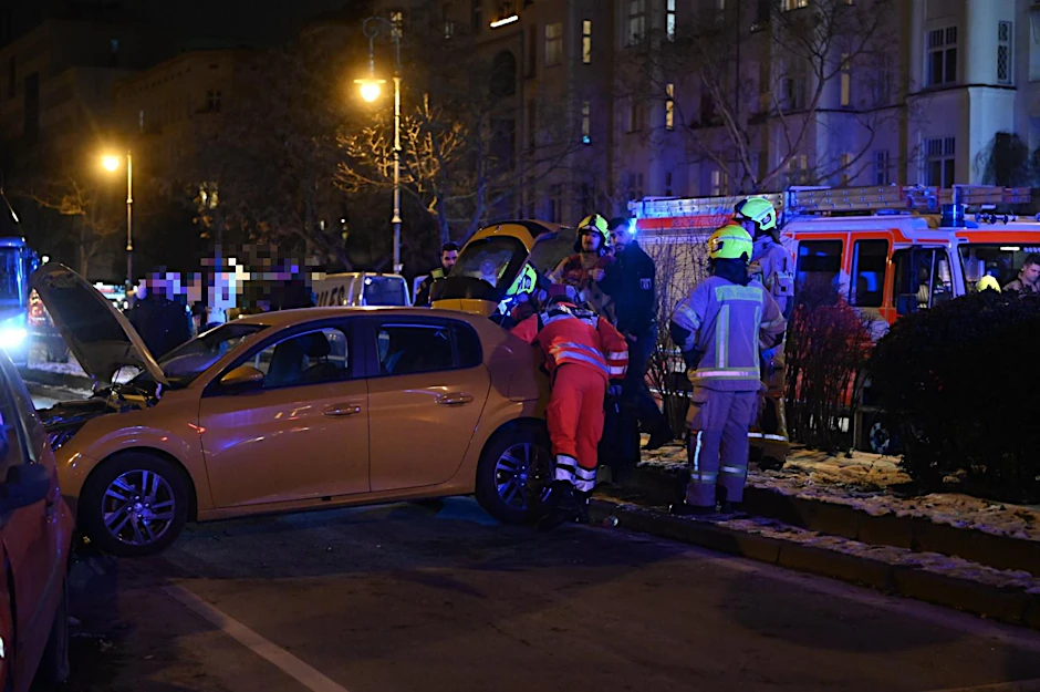 Polizei und Feuerwehr an der Unfallstelle in der Hasenheide in Berlin-Kreuzberg.