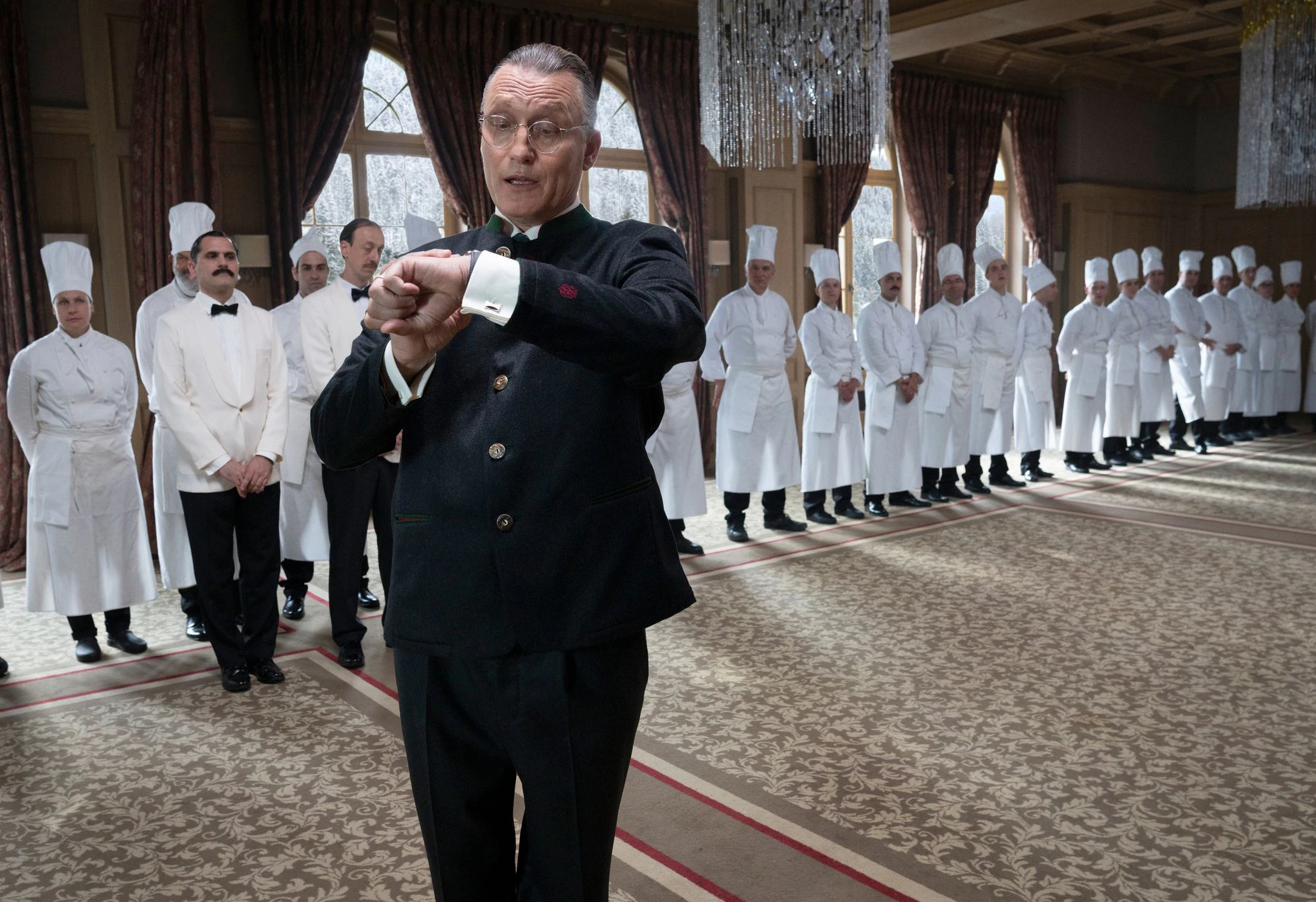 HANDOUT - Oliver Masucci in einer Szene des Films «The Palace».  