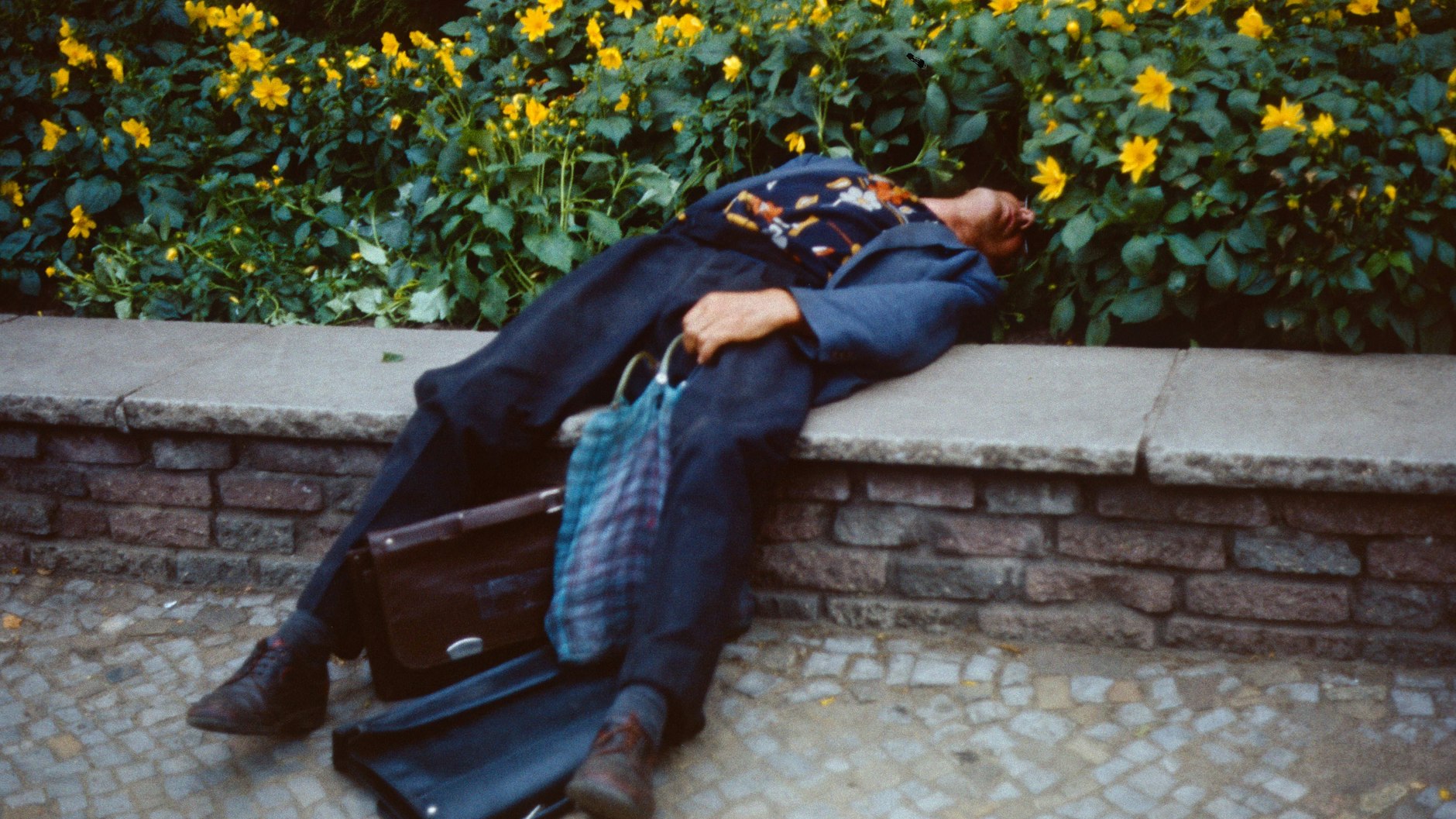 Ein Bild aus dem August 1985 in Ost-Berlin: Ein Betrunkener schläft seinen Rausch aus. In der DDR wurde viel und gerne getrunken. Wohl nirgends in Ost-Berlin war die Kneipendichte größer als in Oberschöneweide, rings um die Großbetriebe KWO, TRO und WF. Selbst nach der Nachtschicht führte der Weg vieler Arbeiter sofort zu Molle und Korn. Arbeitsausfälle wegen Alkoholismus zählten zu den großen Problemen der volkseigenen Betriebe.