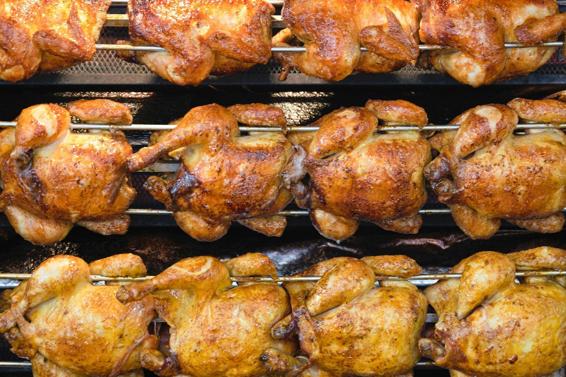 Brathähnchen am Spieß: In der DDR hießen sie Broiler. Doch was ist an ihnen so ikonisch?