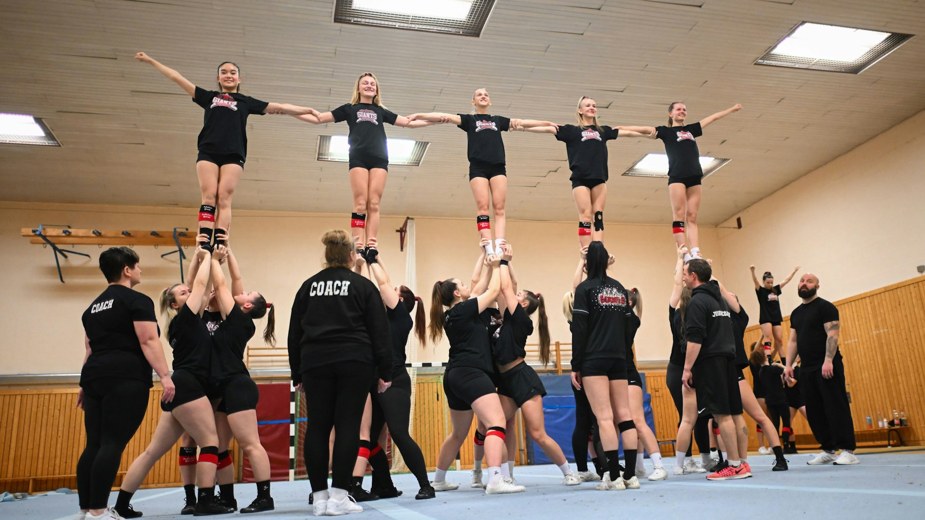 Die Fabulous Giants bilden während eines Trainings eine Pyramide.
