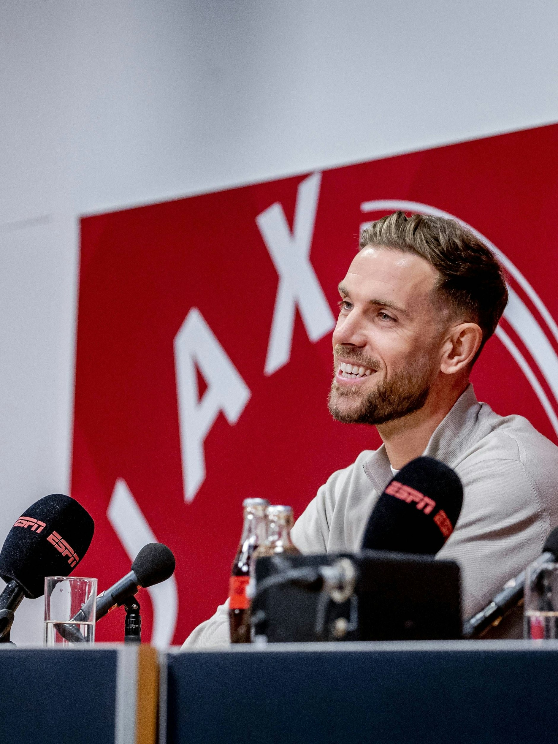 Jordan Henderson fand bei der Präsentation bei Ajax Amsterdam sein Lachen wieder.