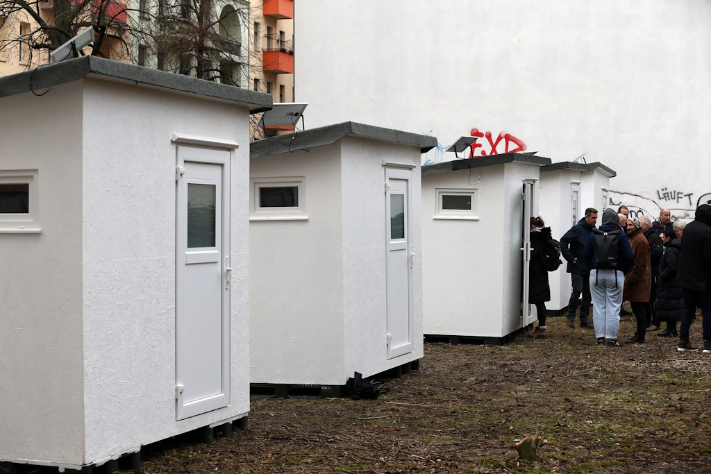 „Safe Places“: Diese Wohnboxen stehen jetzt für Obdachlose in Neukölln