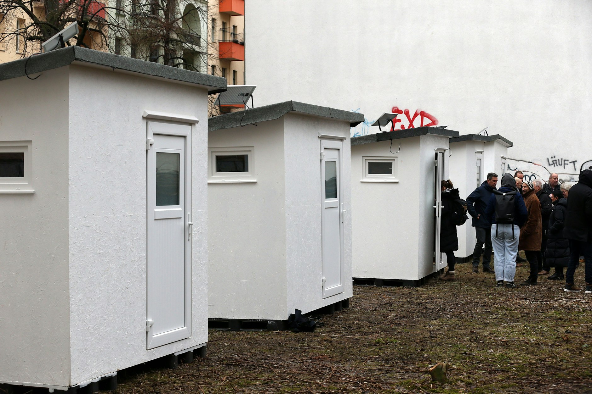 Kleine, weiße Häuschen – so sehen die neuen Wohnboxen für Menschen ohne Obdach in Neukölln aus.