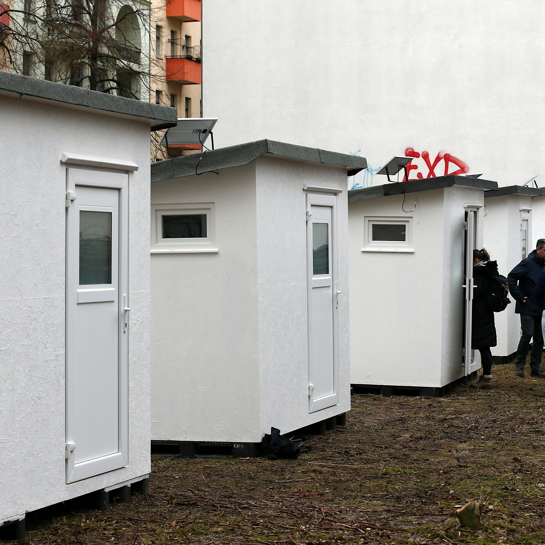 „Safe Places“: Diese Wohnboxen stehen jetzt für Obdachlose in Neukölln