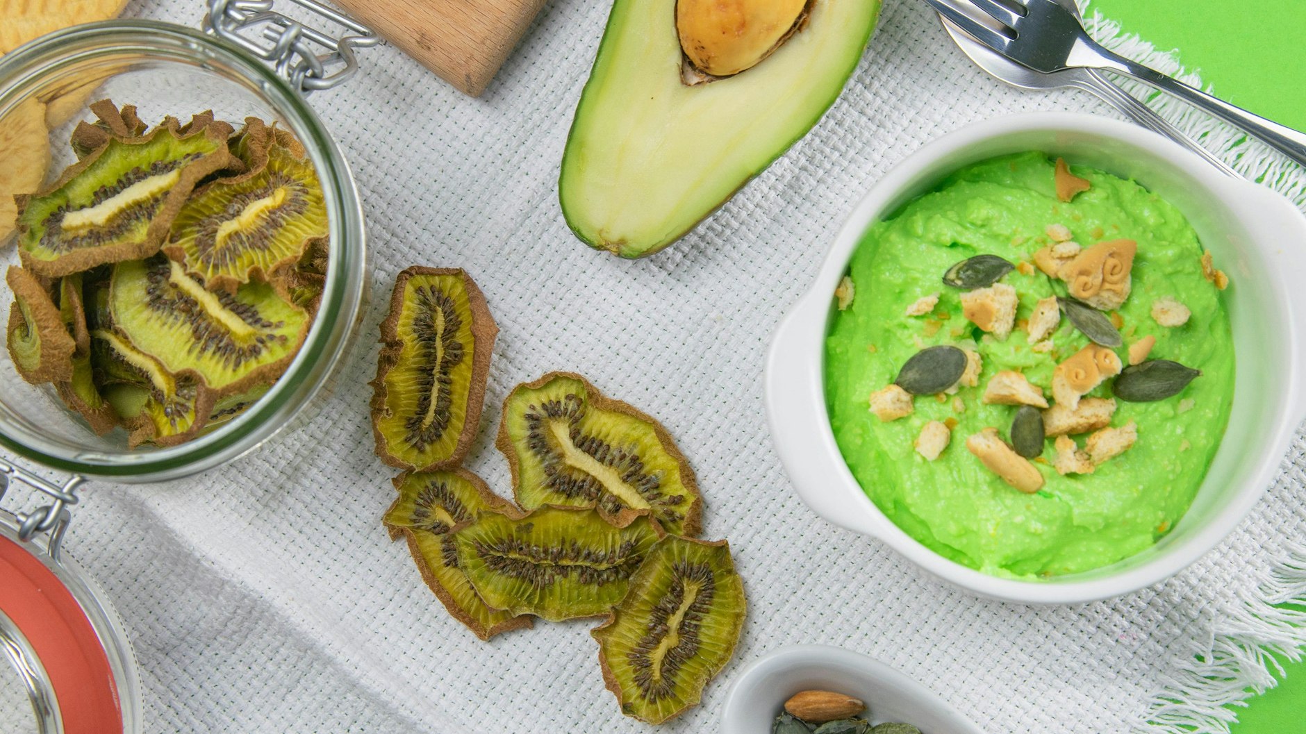 Kiwi kann man bedenkenlos mit Schale essen.