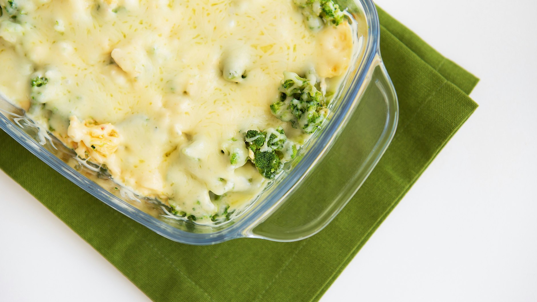 Brokkoli-Auflauf gehört zu den echten Ofen-Klassikern - bei diesem Rezept runden Lachs und Frischkäse-Soße das Gratin ab.