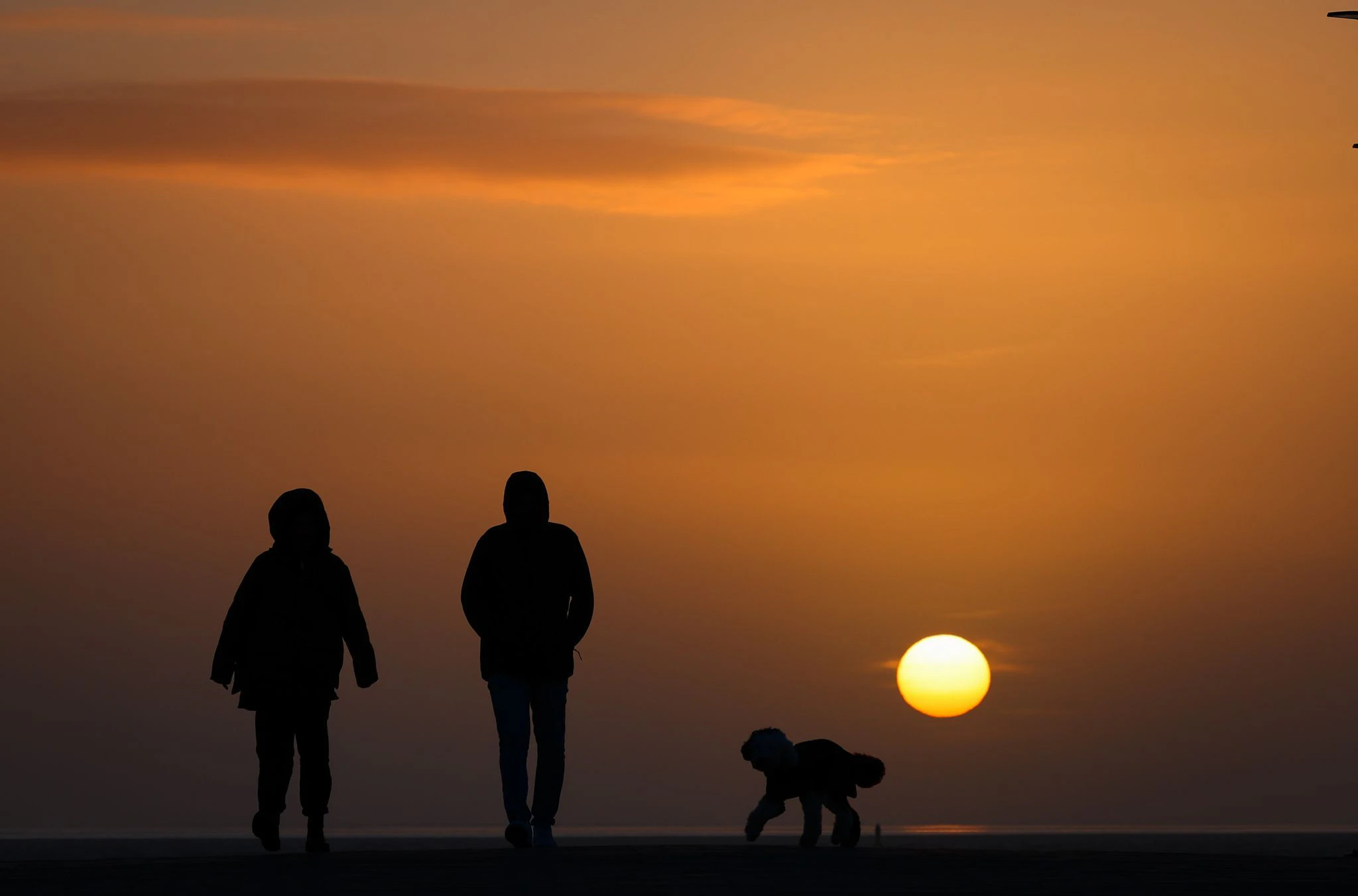 Abendstimmung an der Nordsee: Langsam verschwindet die Sonne an der Perlebucht bei Büsum.  