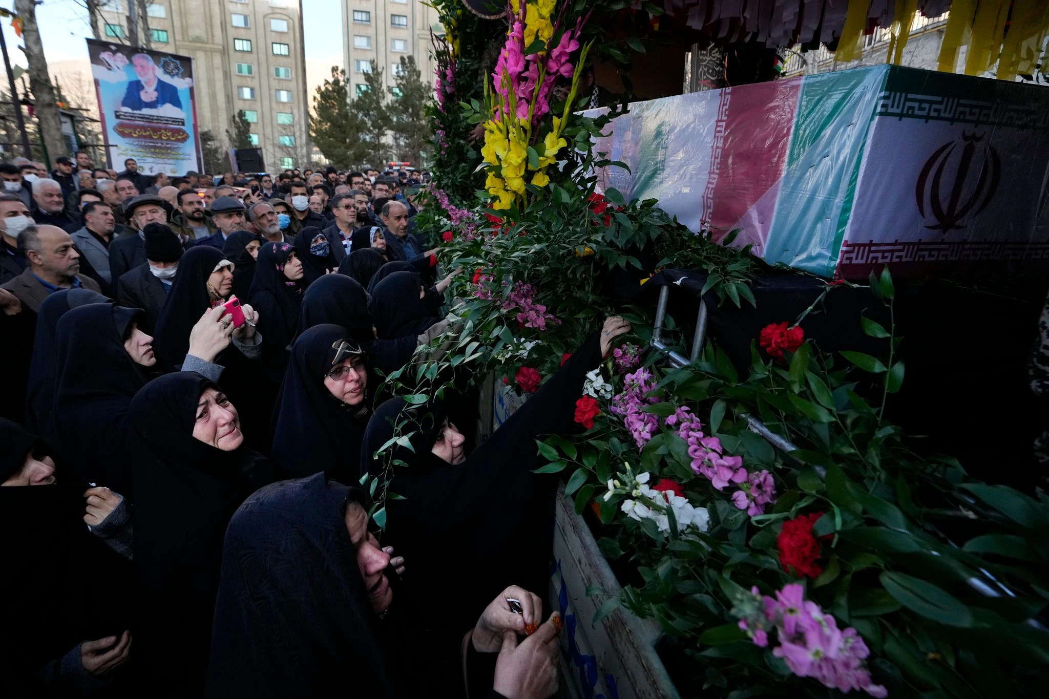 Die bei einem Luftangriff in Syrien getöteten Mitglieder der iranischen Revolutionsgarde werden in Teheran mit einer Beerdigungszeremonie geehrt.  