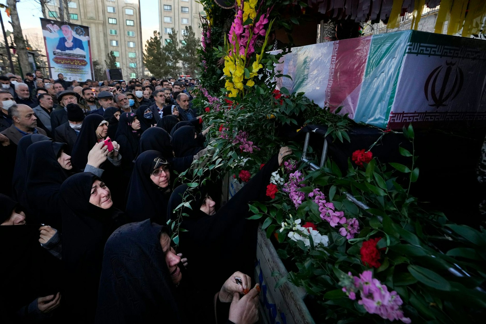 Die bei einem Luftangriff in Syrien getöteten Mitglieder der iranischen Revolutionsgarde werden in Teheran mit einer Beerdigungszeremonie geehrt.  