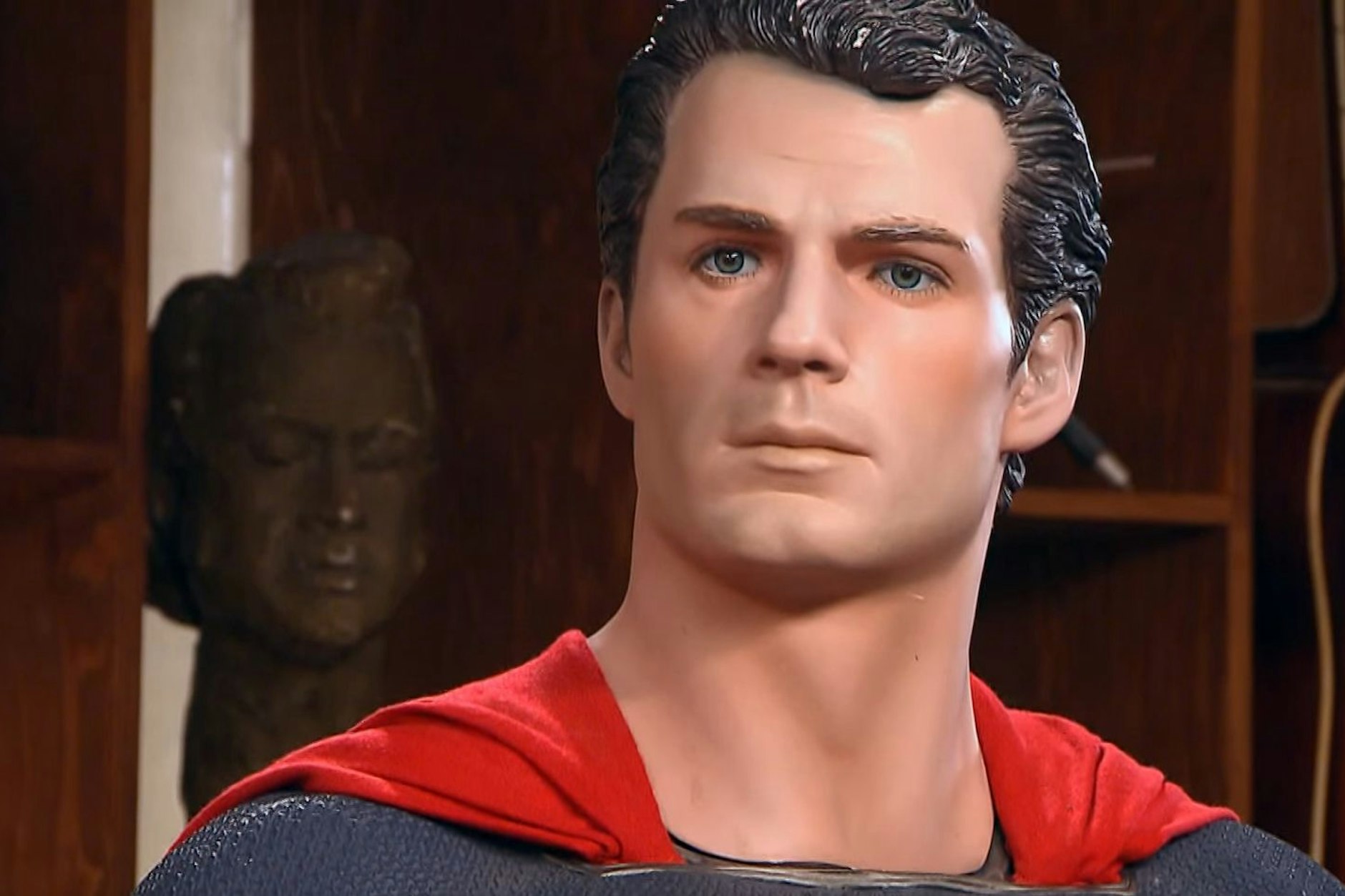 Superman stattet der ZDF-Trödelshow „Bares für Rares“ einen Besuch ab. Die Händler sind entzückt.