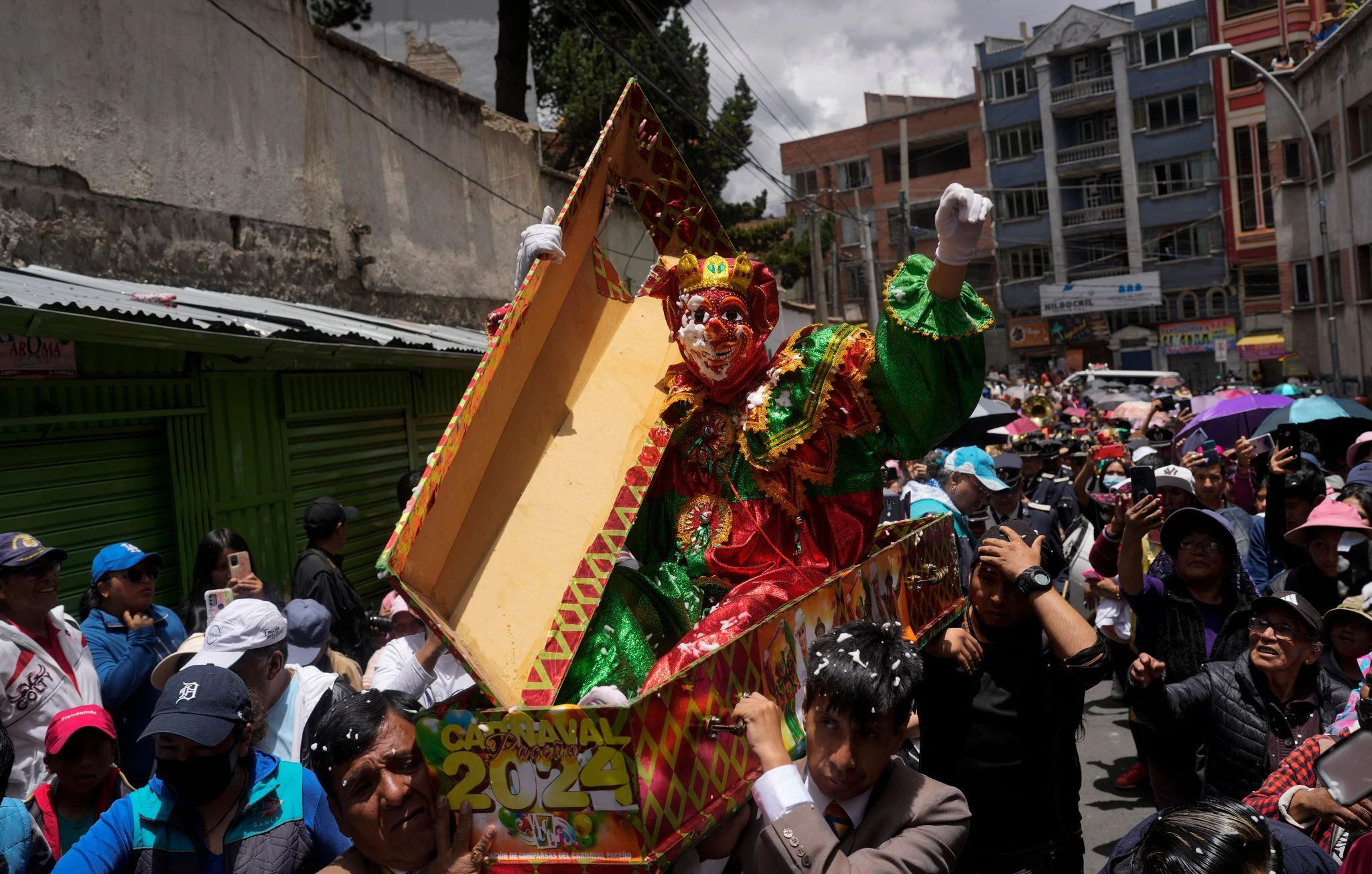 dpatopbilder - Mit der symbolischen Ausgrabung von Pepino, einer der drei Hauptfiguren des Karnevals, die für Freude steht, eröffnen die Menschen in Bolivien die Karnevalssaison.  
