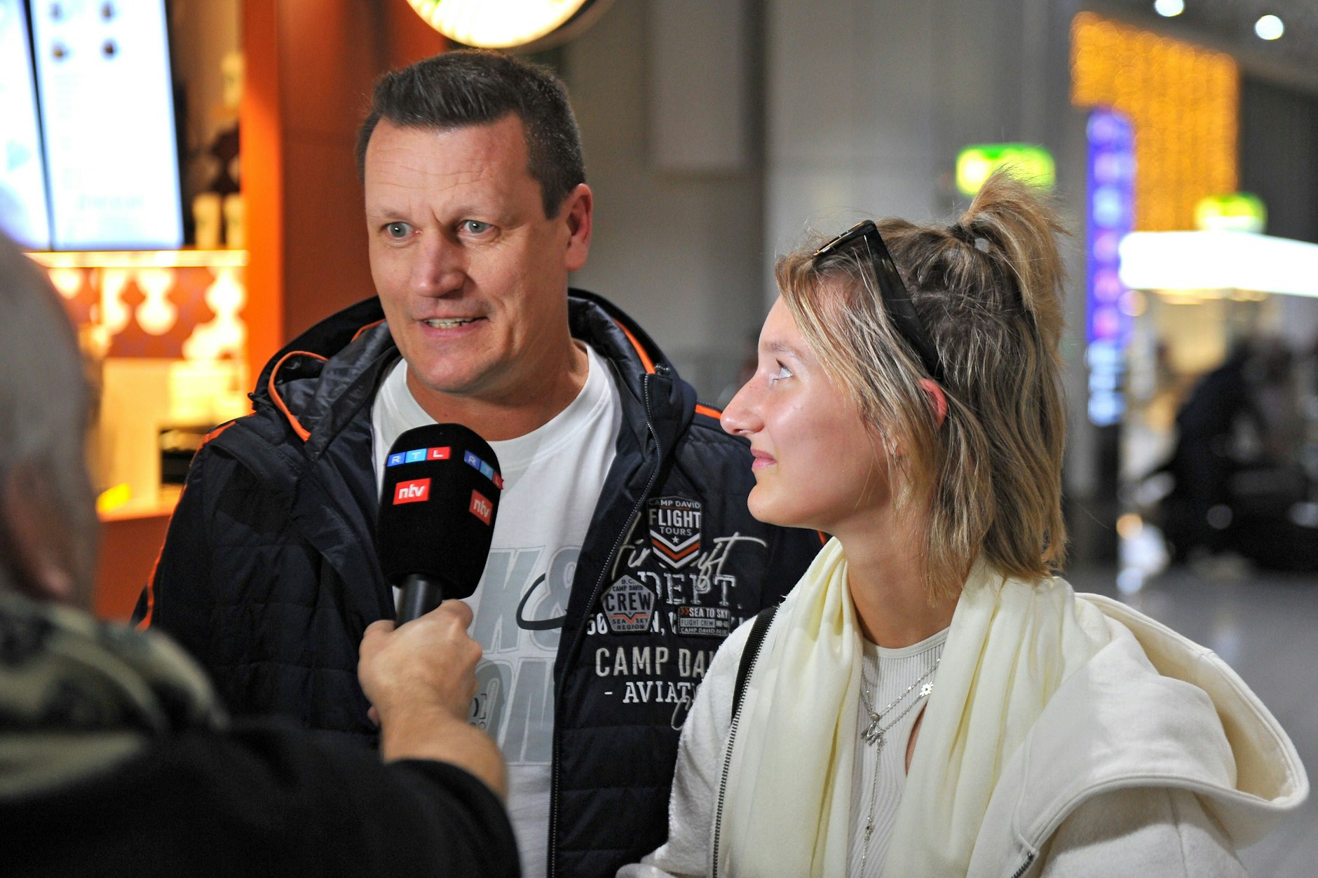Anya Elsner mit ihrem Vater Michael beim Abflug in Frankfurt.