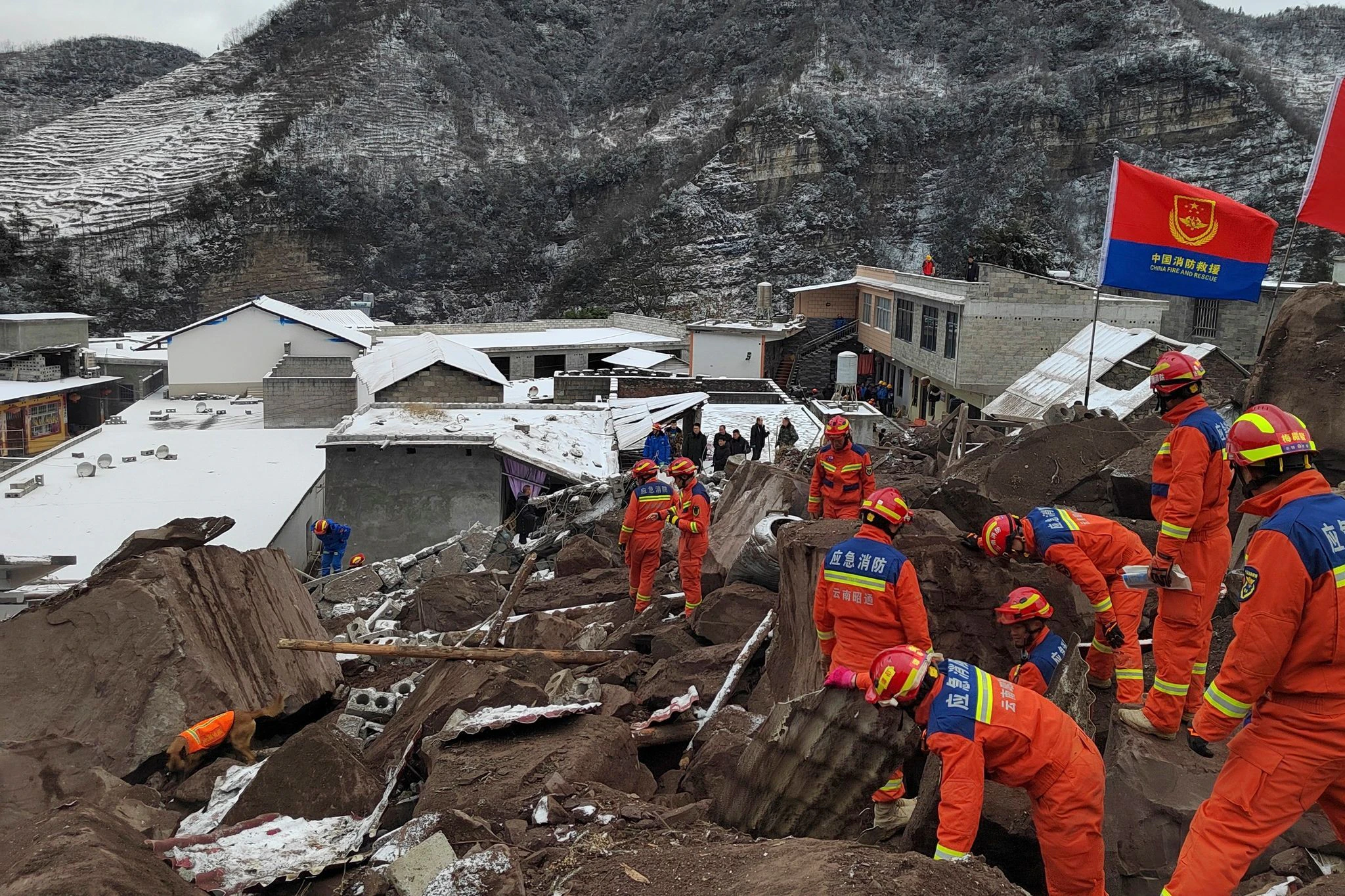 Am frühen Morgen hat sich in der südwestchinesischen Provinz Yunnan ein Erdrutsch ereignet. Seitdem suchen Rettungskräfte nach rund 40 verschütteten Menschen.  