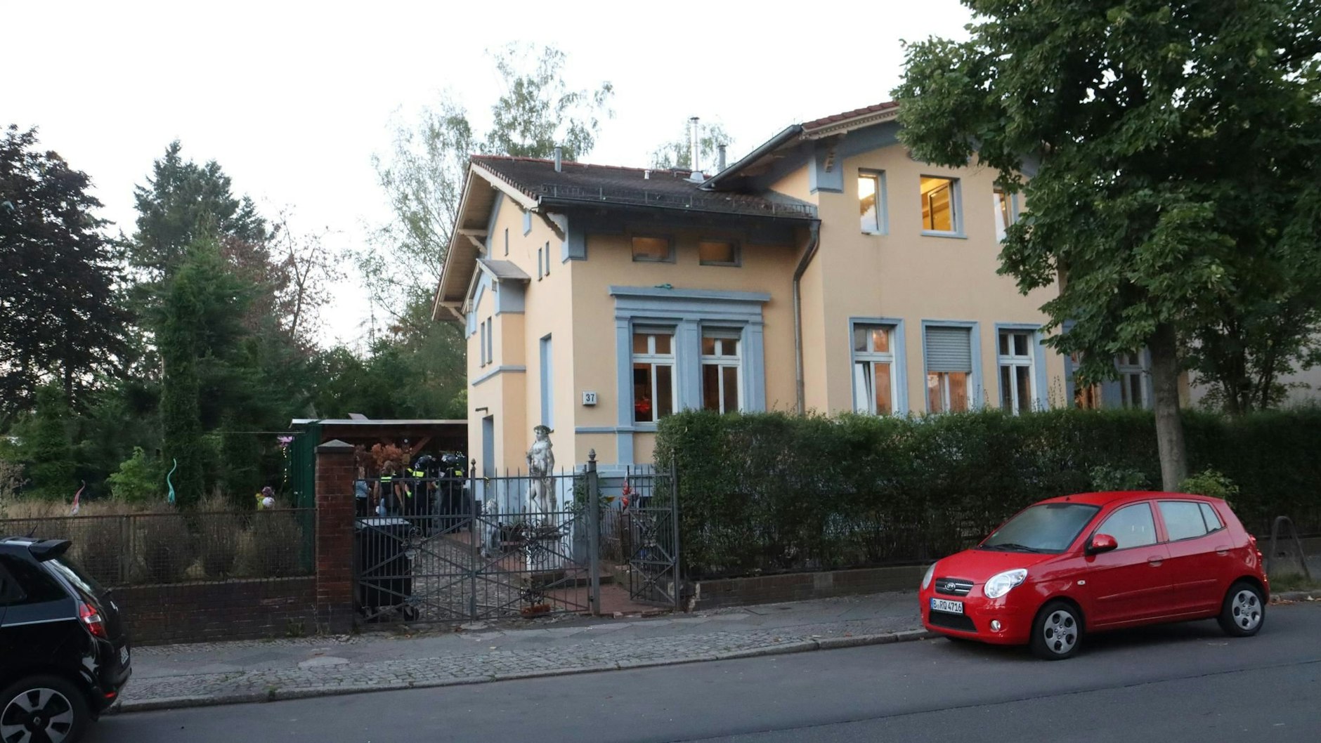 Auch im August 2022 hat es in der Villa in Buckow eine Razzia durch eine schwer bewaffnete Einsatzhundertschaft gegeben.