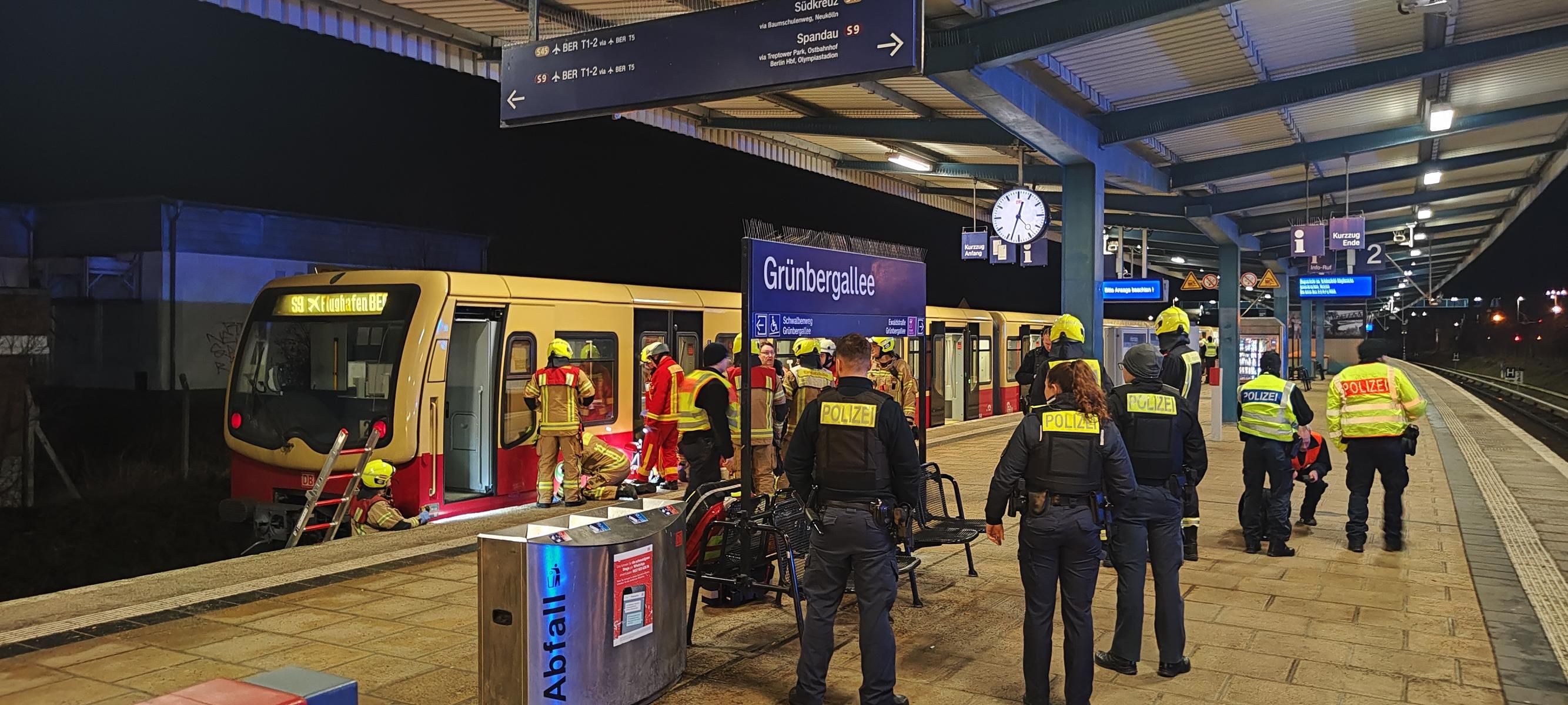 Person stürzt am S-Bahnhof Grünbergallee ins Gleis – tot!