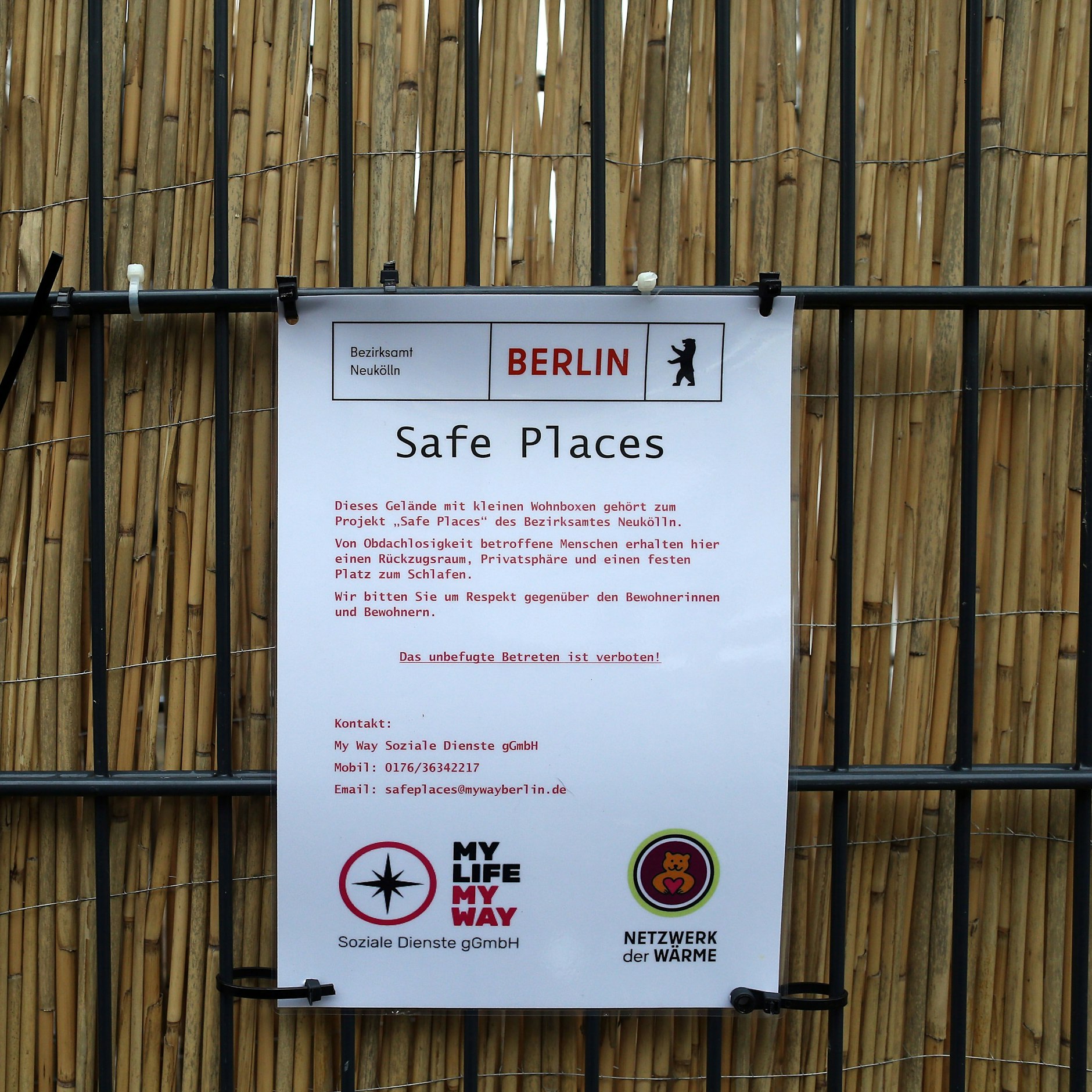 Zu den Safe Places gibt es eine Betreuung, um die Menschen in Kontakt mit Ämtern, medizinischen Diensten usw. zu bringen, wenn sie es wünschen.