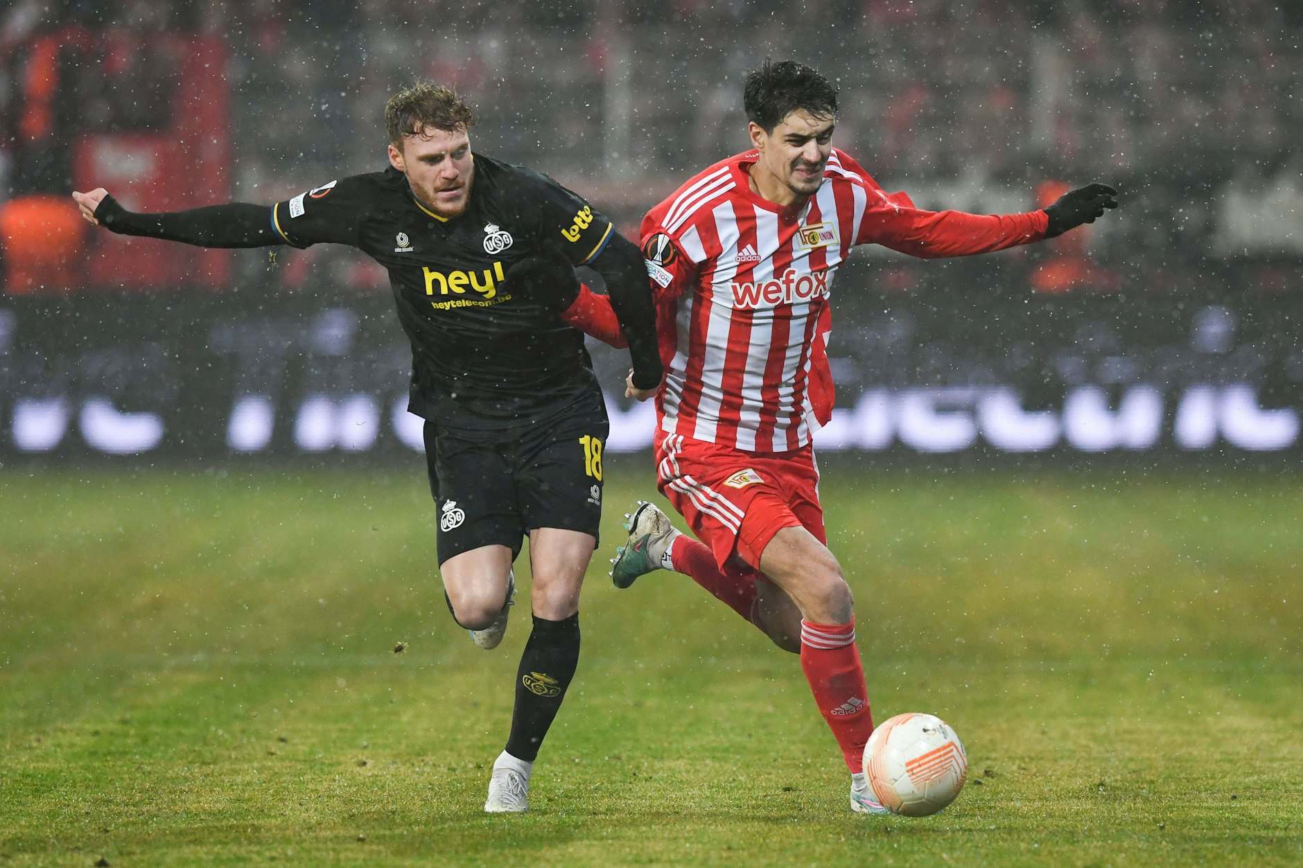 PSV-Profi Yorbe Vertessen (23), einst verliehen an Union Saint-Gilloise und hier im Duell mit Diogo Leite (25), steht nun doch vor einem Wechsel zum 1. FC Union. 