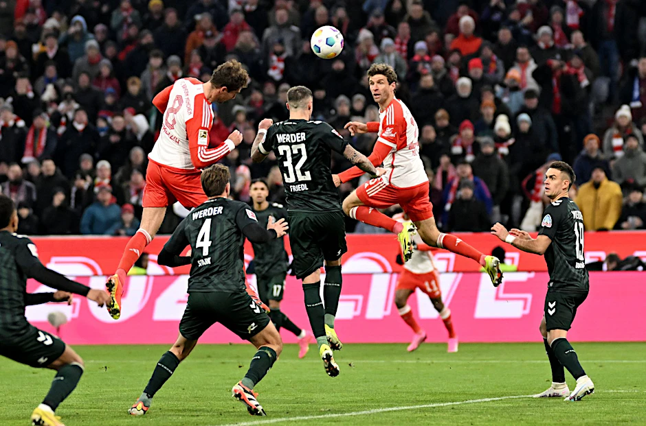 Bayerns Leon Goretzka (l) kam gegen Bremen erst in der 64. Minute ins Spiel.  
