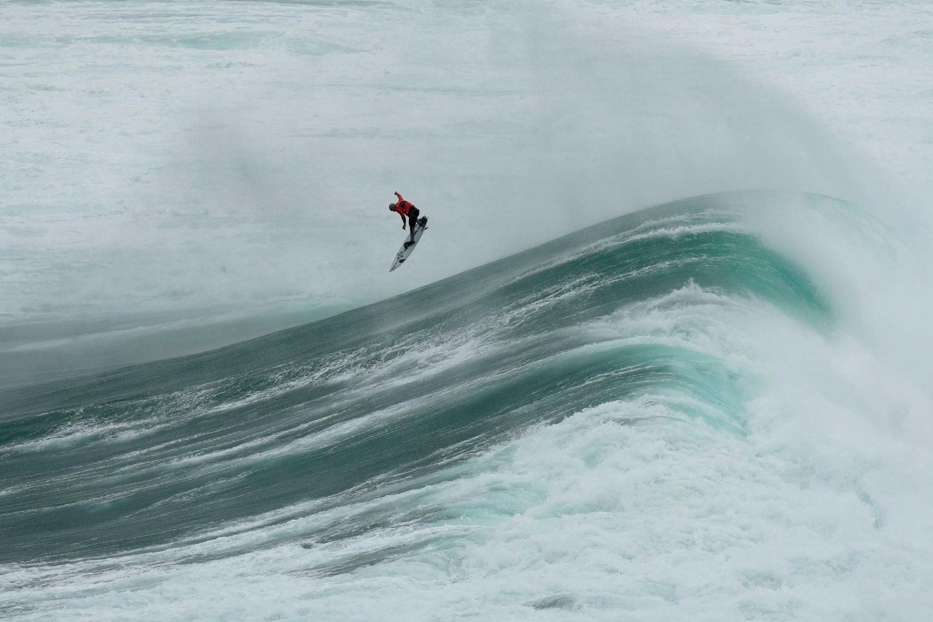 dpatopbilder - Riesige Wellen sind in Nazare, Portugal, keine Seltenheit: Während der Nazare Big Wave Challenge am Praia do Norte nutzt Pierre Rollet aus Frankreich diese zum Surfen.