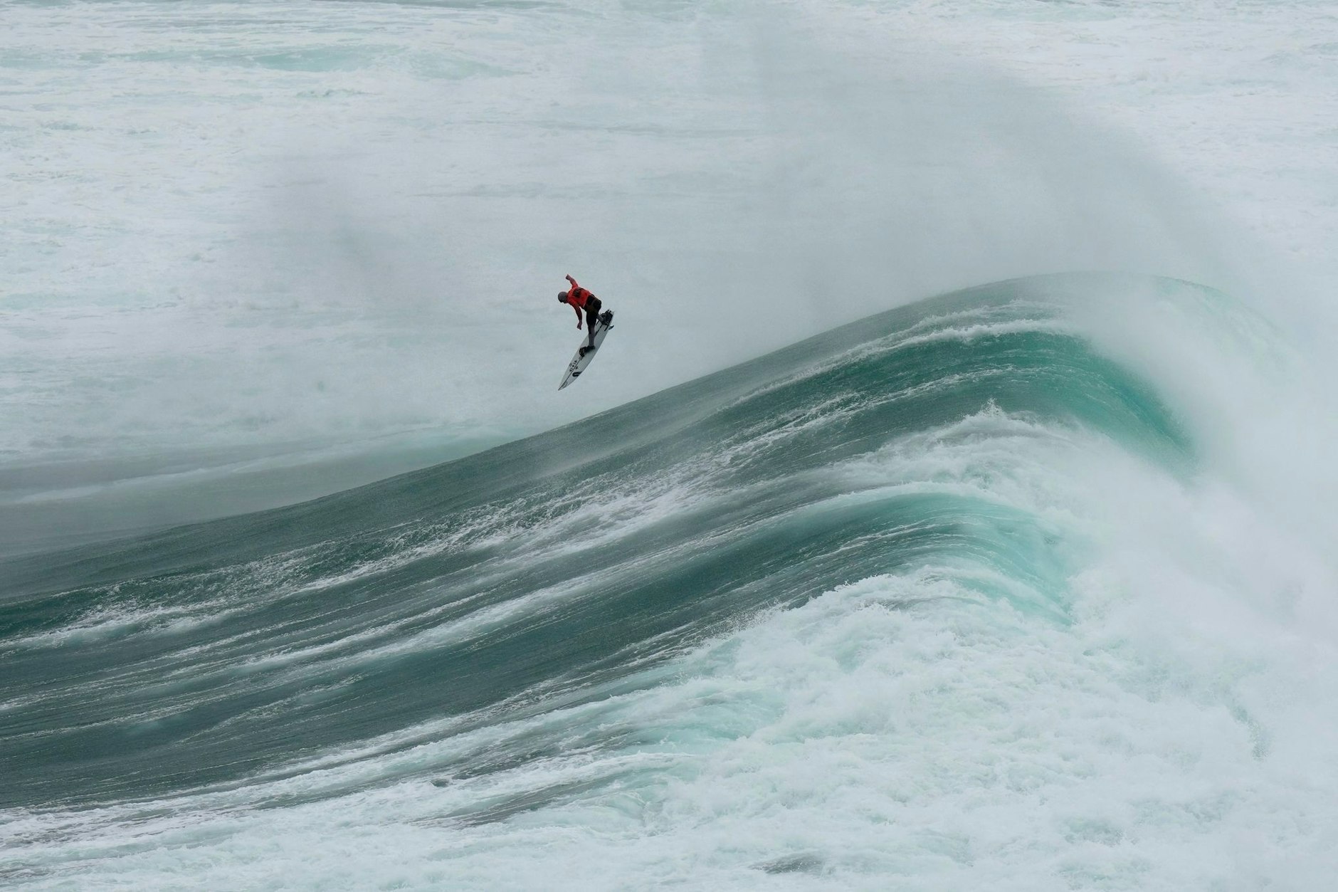dpatopbilder - Riesige Wellen sind in Nazare, Portugal, keine Seltenheit: Während der Nazare Big Wave Challenge am Praia do Norte nutzt Pierre Rollet aus Frankreich diese zum Surfen.  